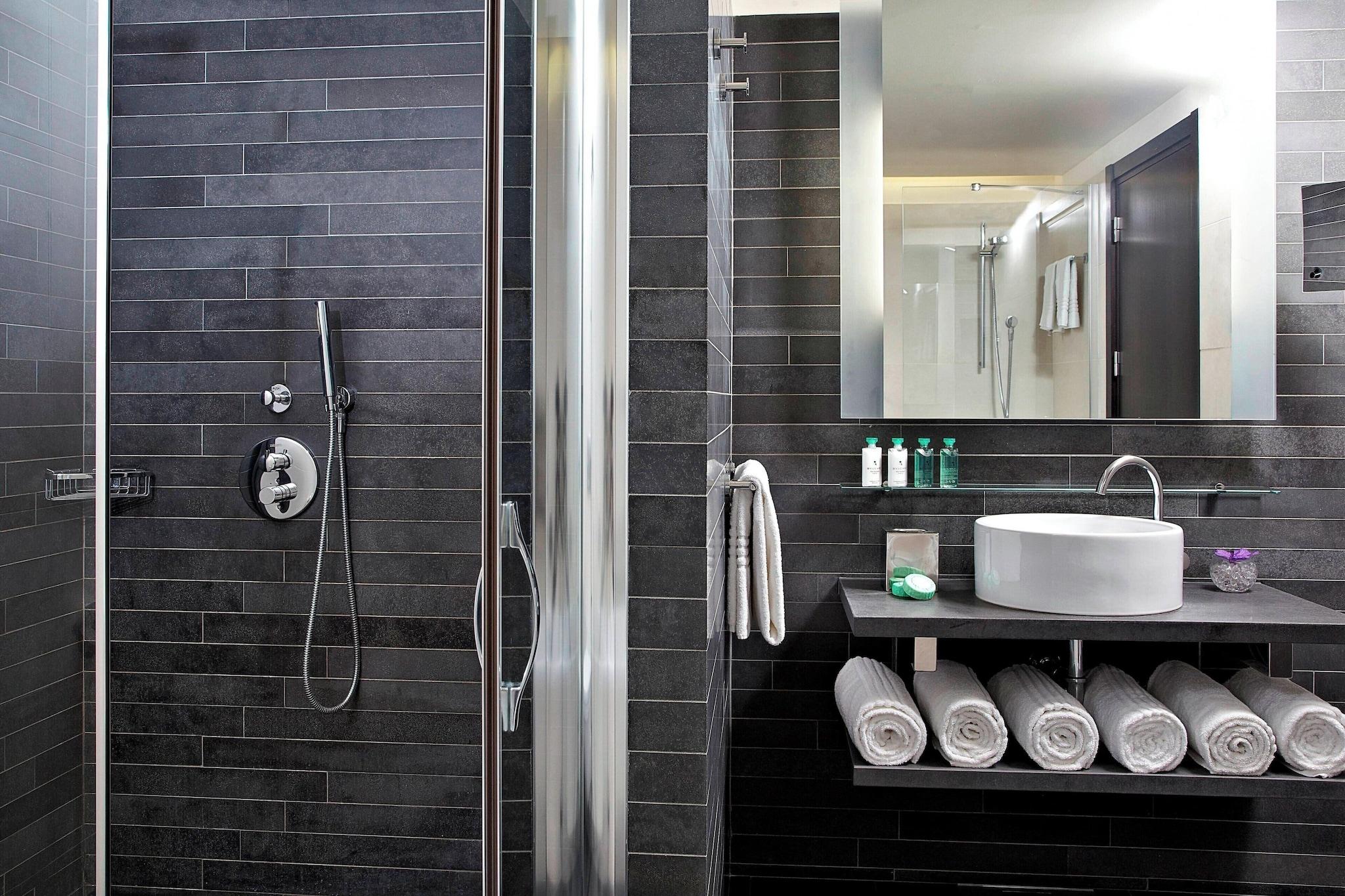 Double Garden View King Bed