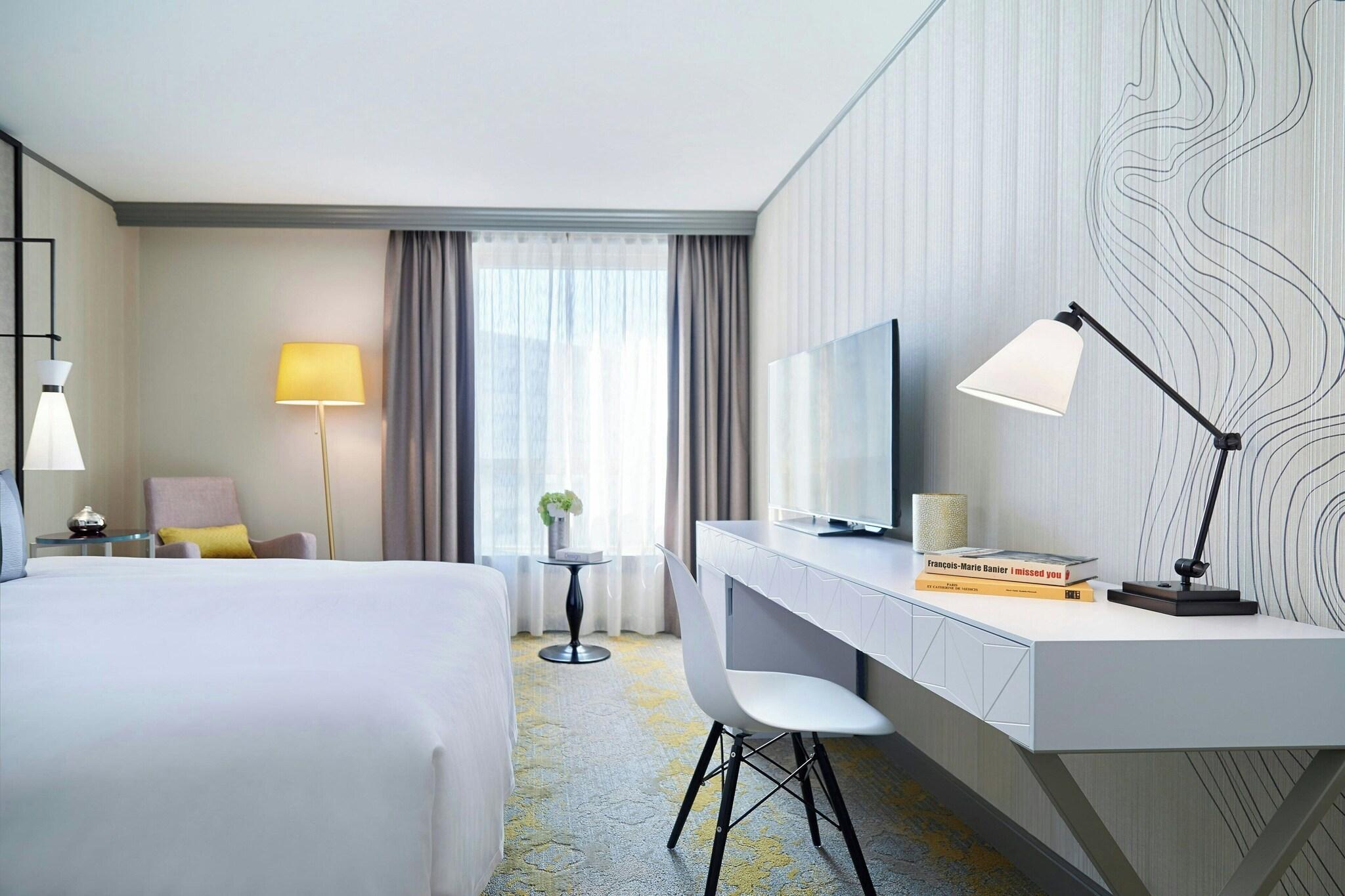 Double Executive Queen Bed
