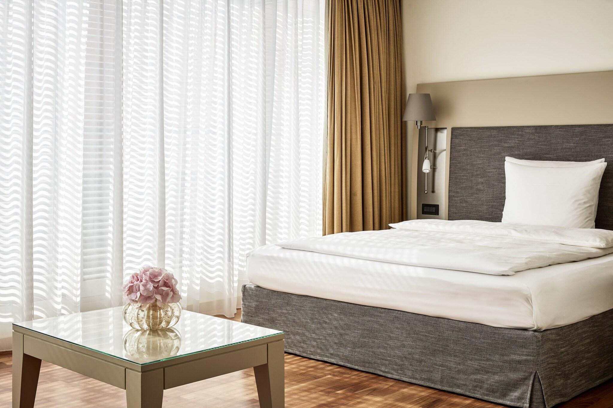 Studio Queen Size Bed