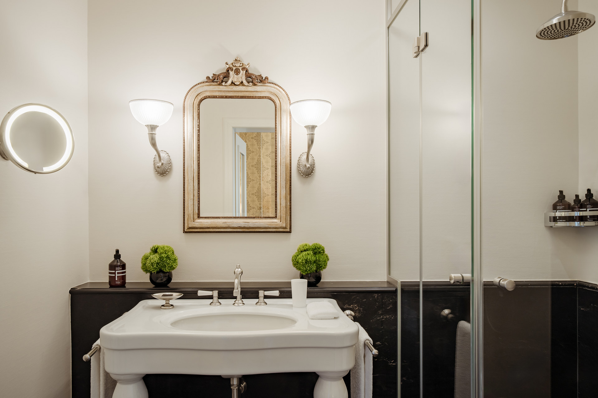 Double or Twin City View King Bed