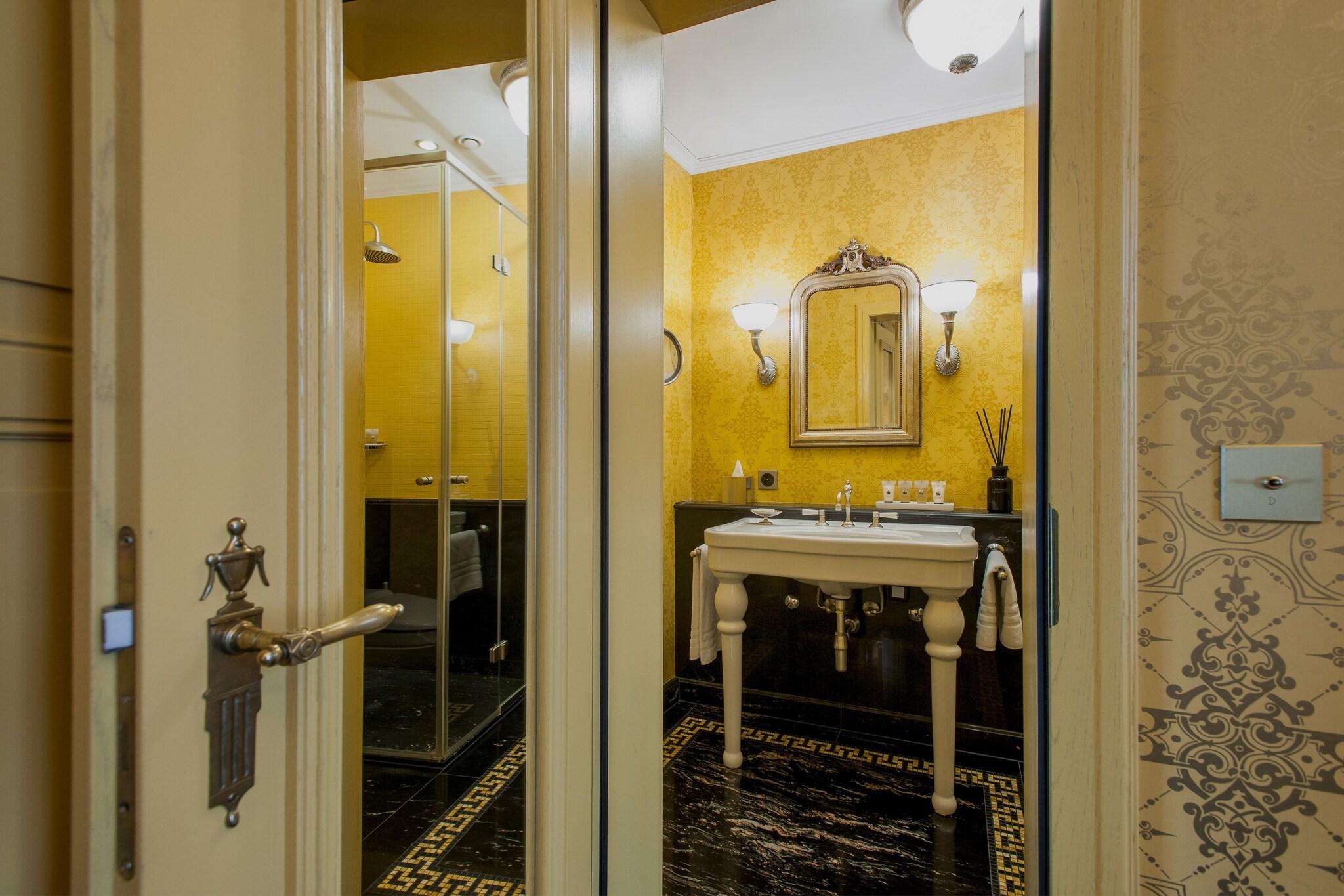 Double or Twin City View Queen Bed