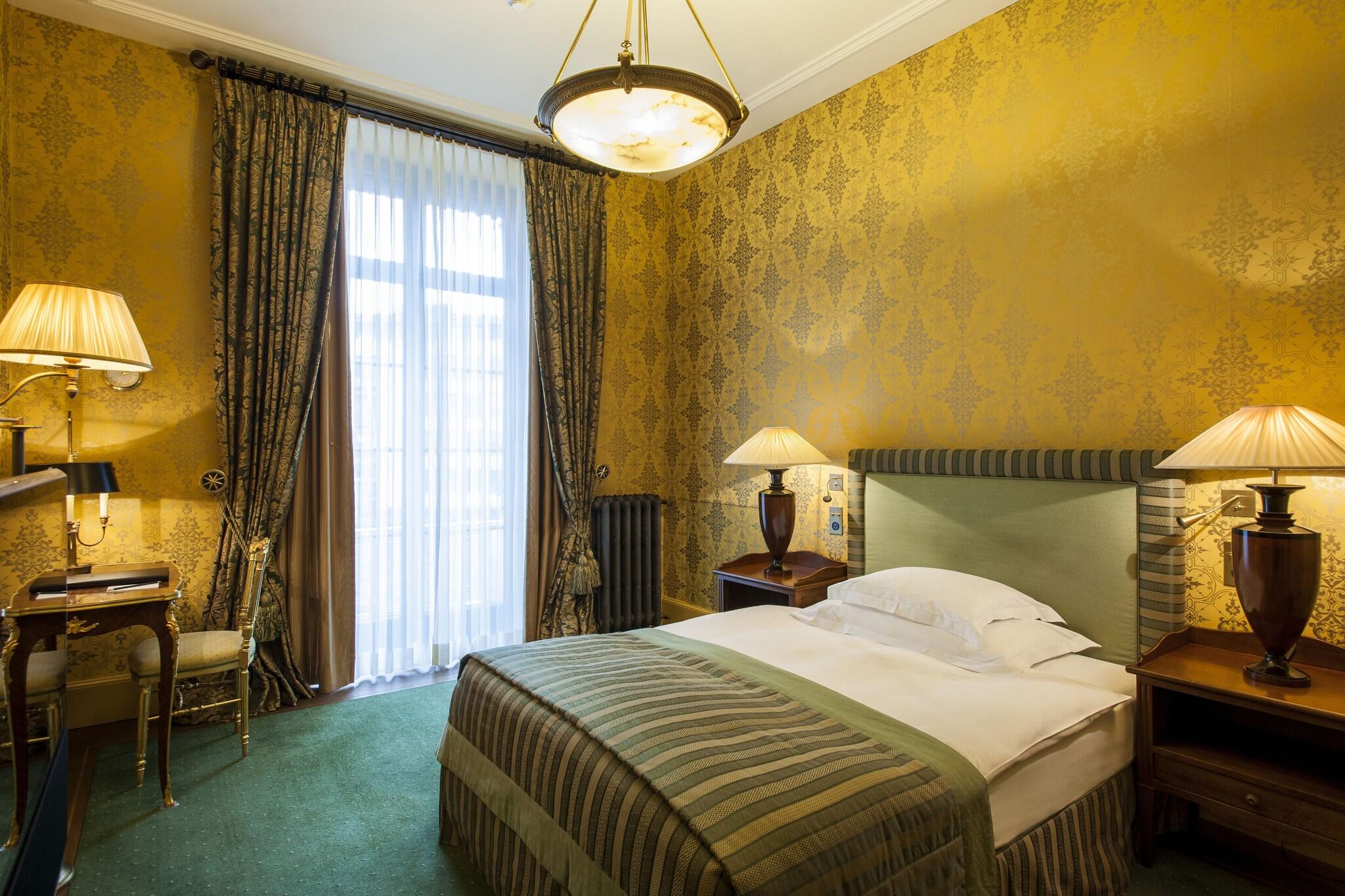 Double or Twin City View Queen Bed