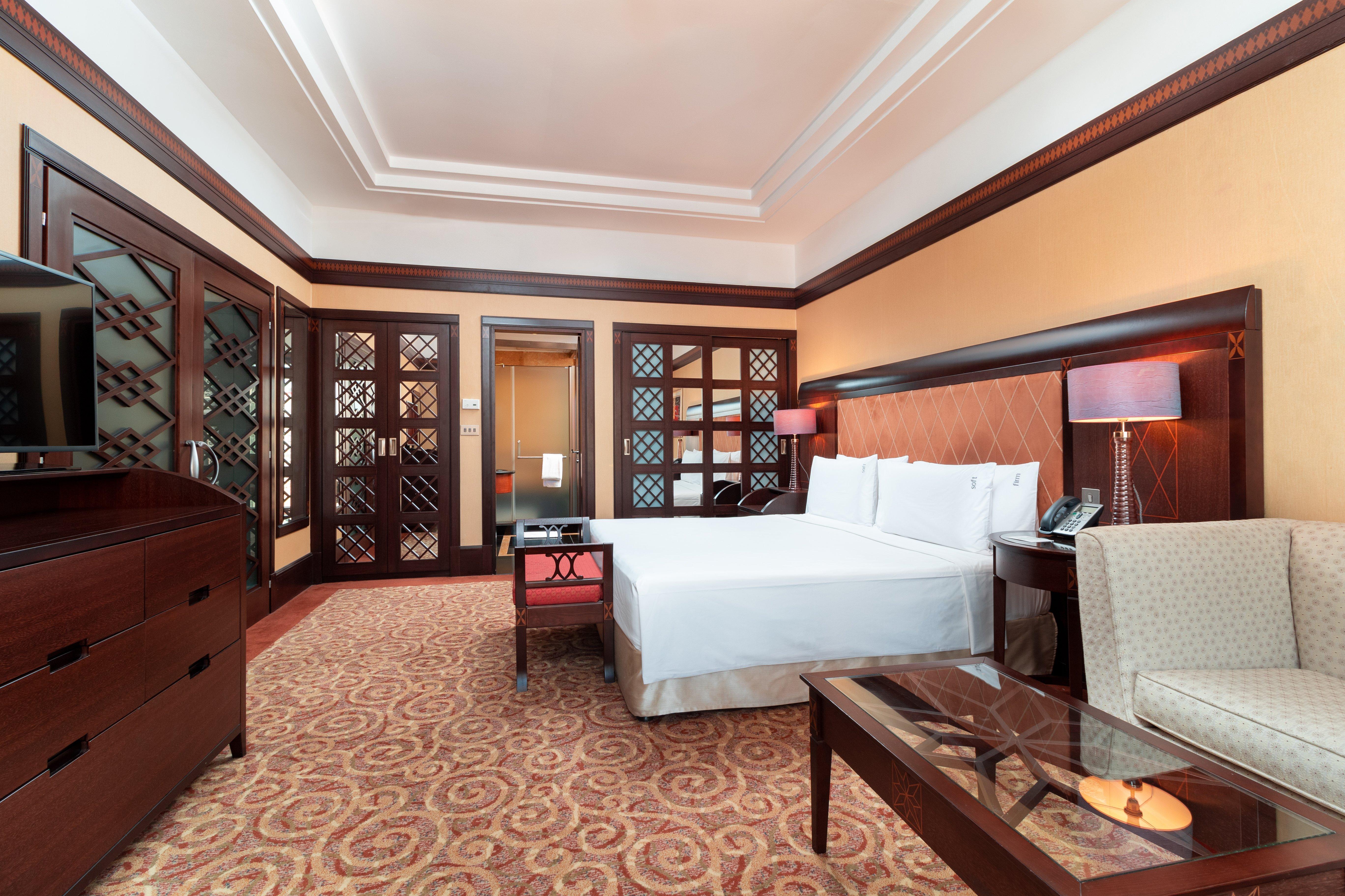 Suite Pool View King Bed