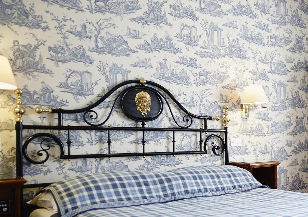 Double Classic Queen Bed