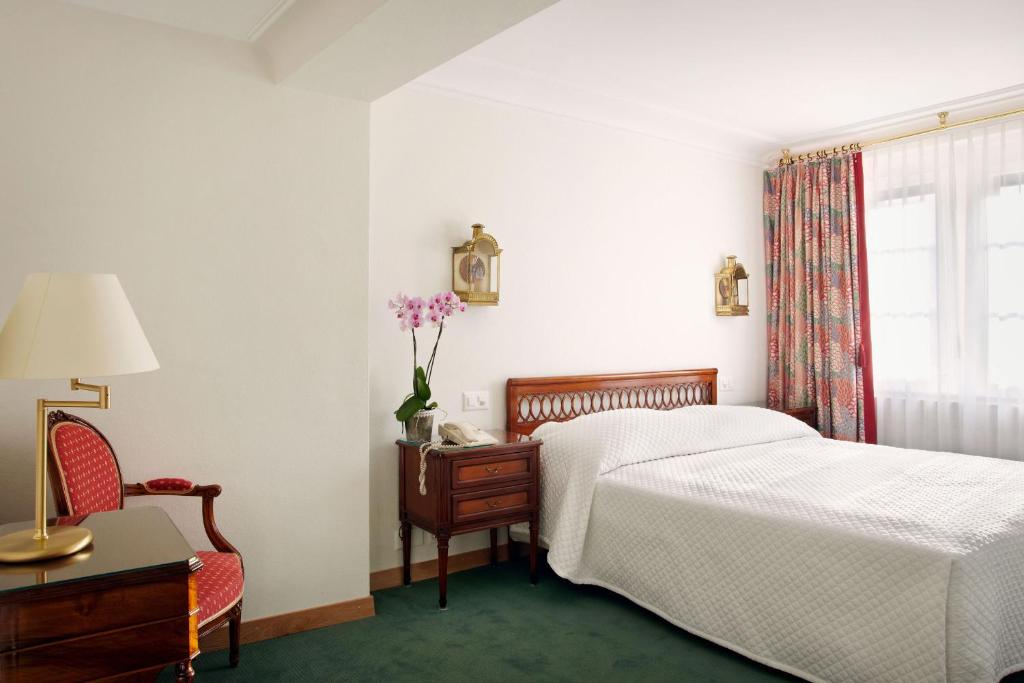 Double Classic Queen Bed