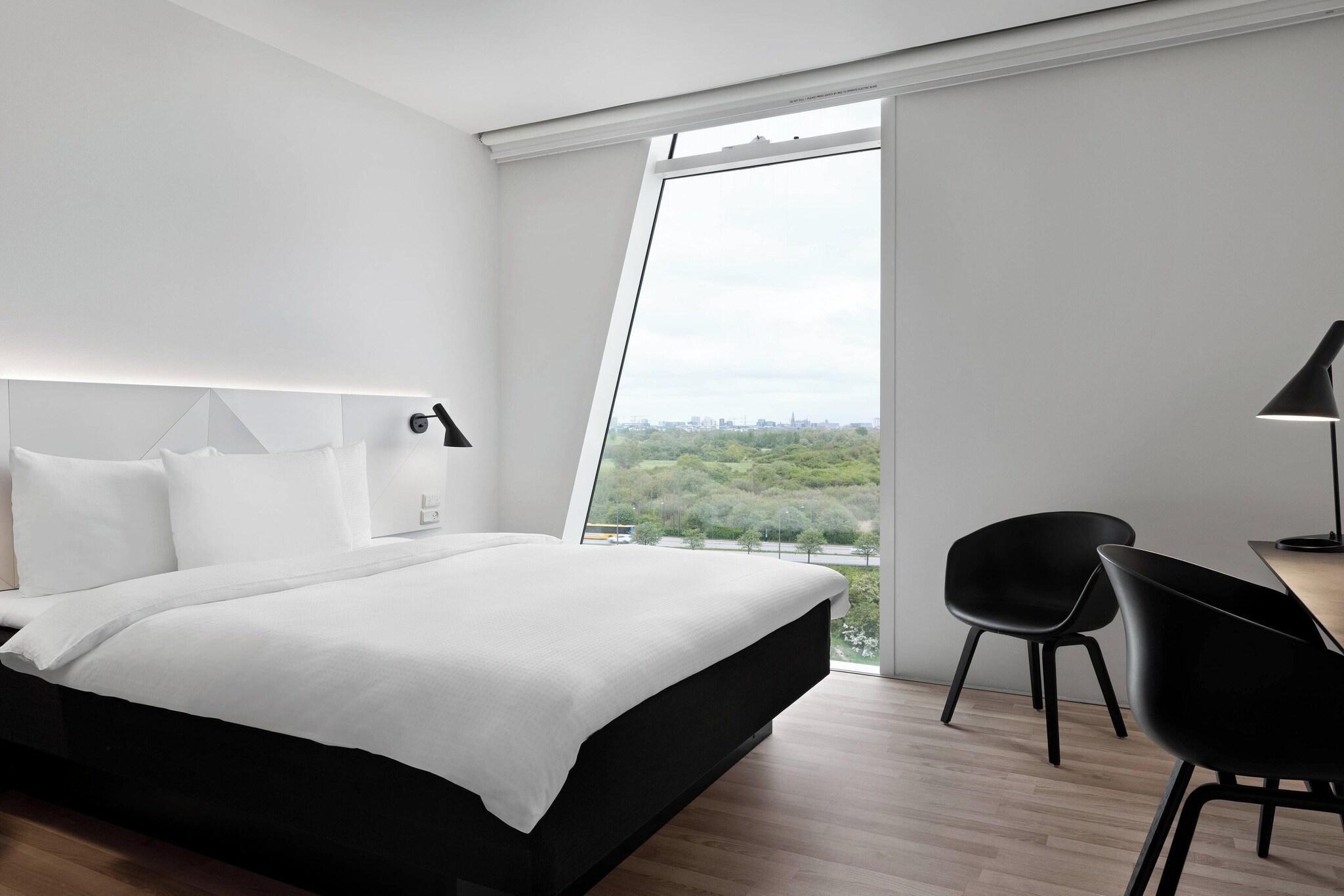 Double City View Queen Bed