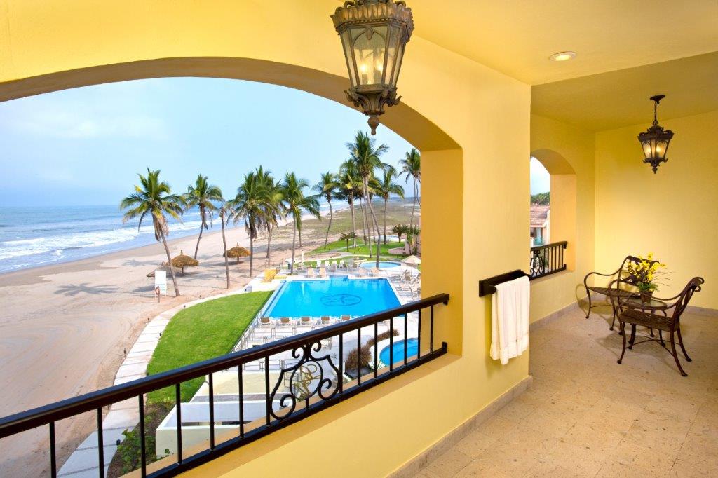 Junior Suite Ocean Front King Bed