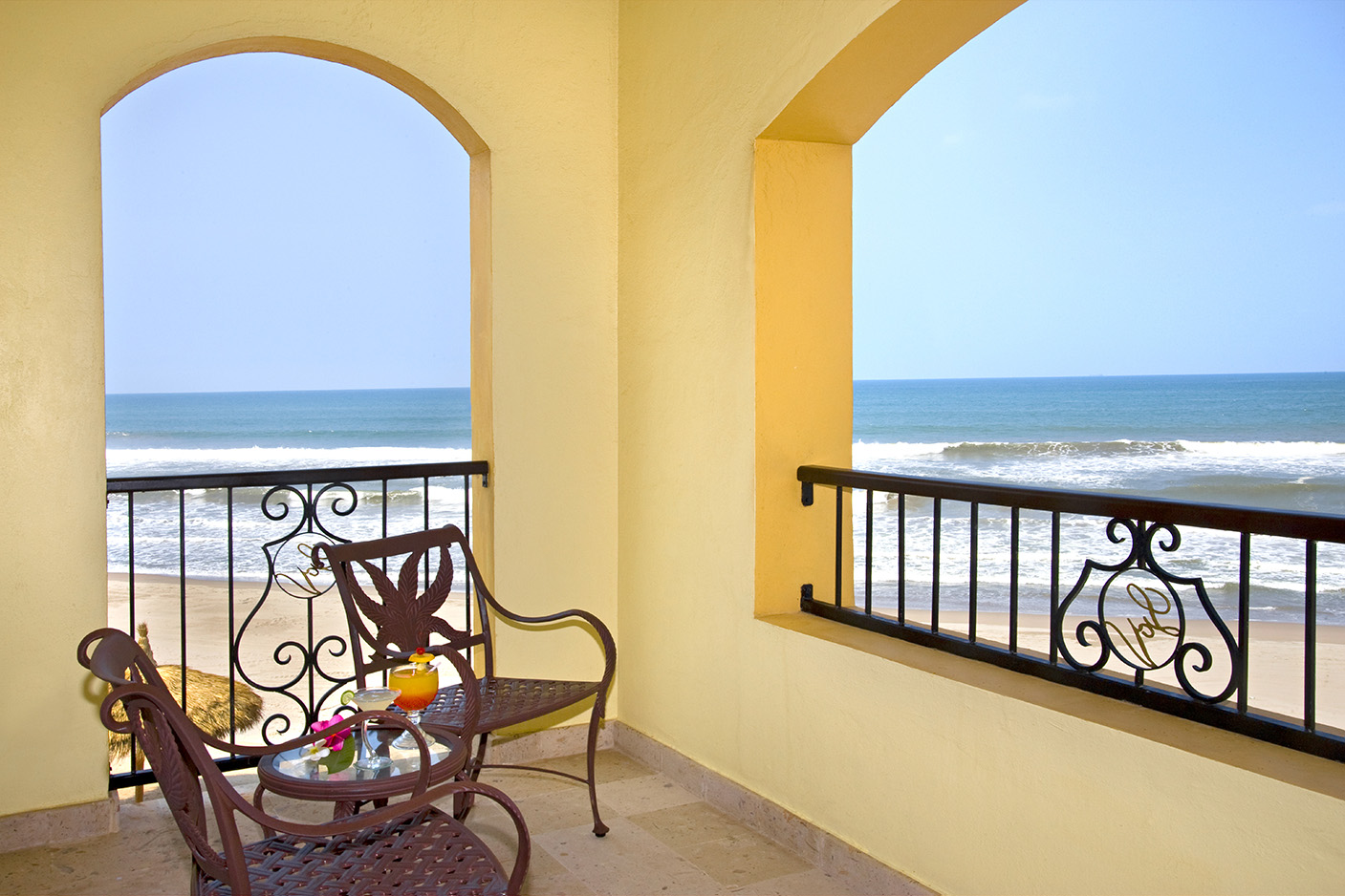 Junior Suite Ocean Front King Bed
