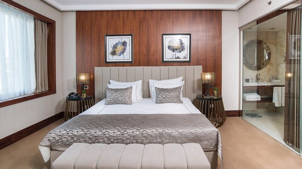 Single Superior Land View