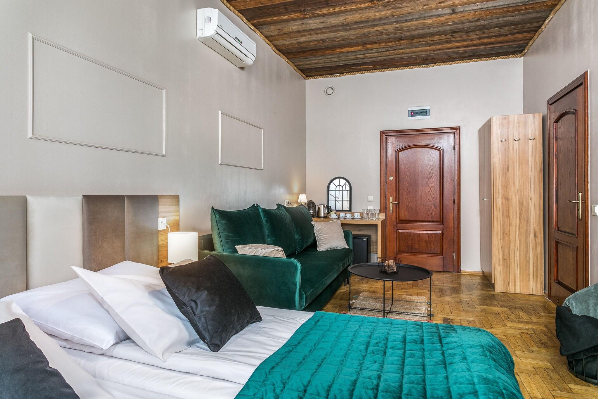 Quadruple Deluxe Queen Bed