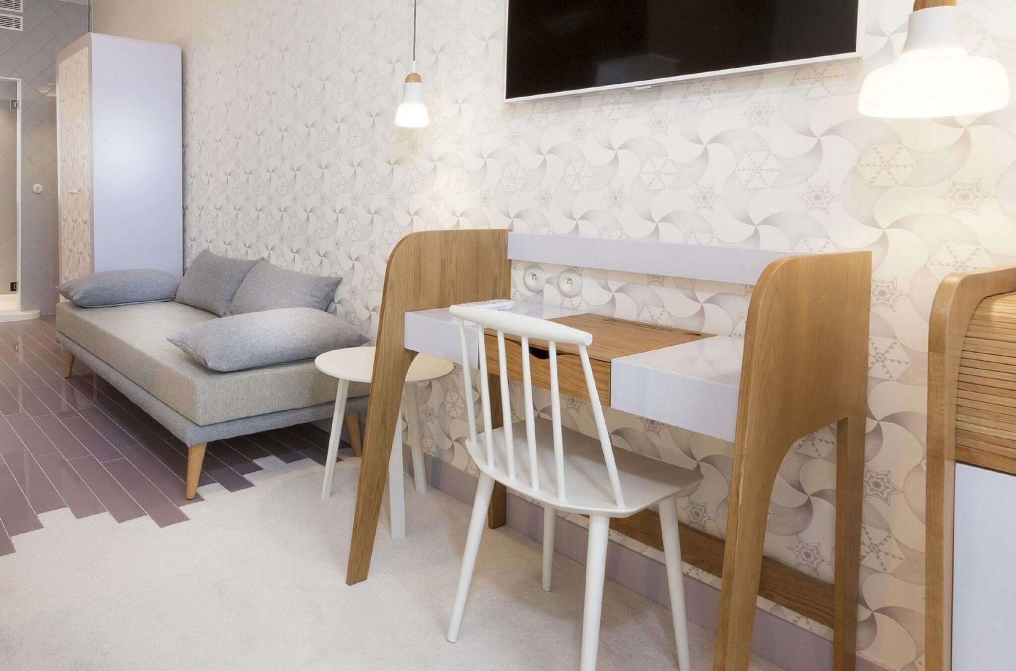 Triple Club Queen Bed