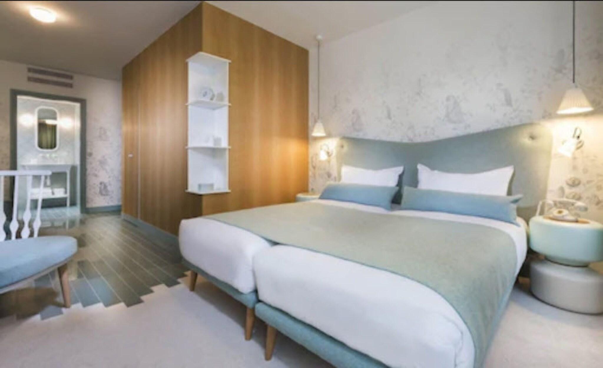 Triple Club Queen Bed