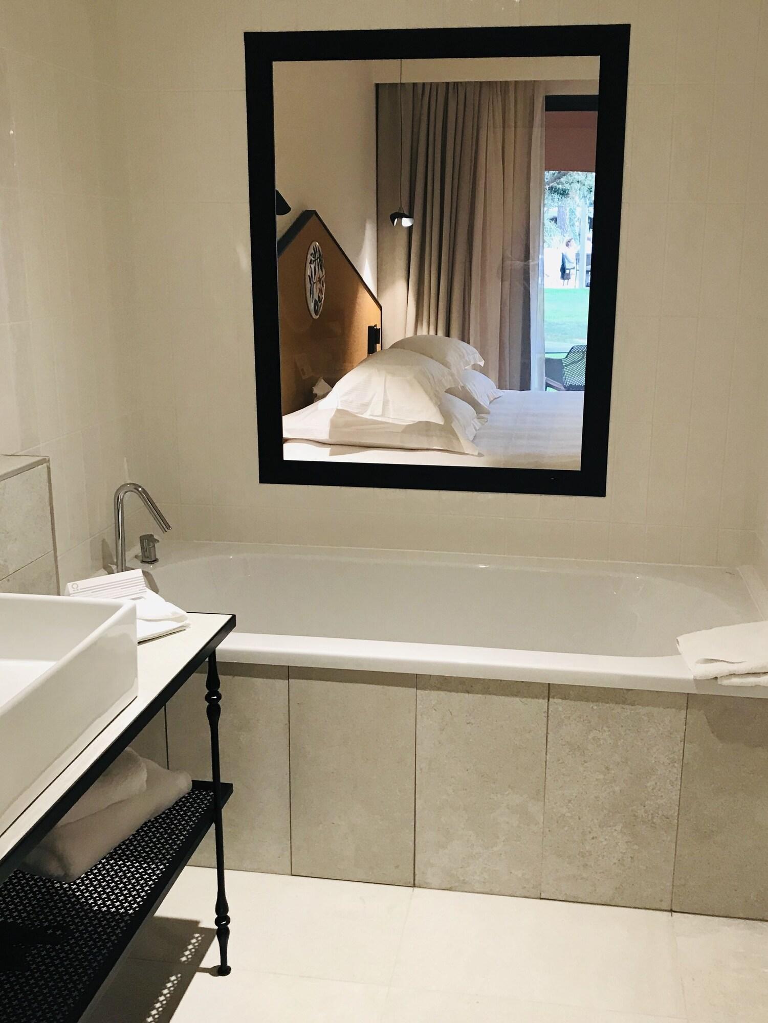 Double Executive Queen Bed