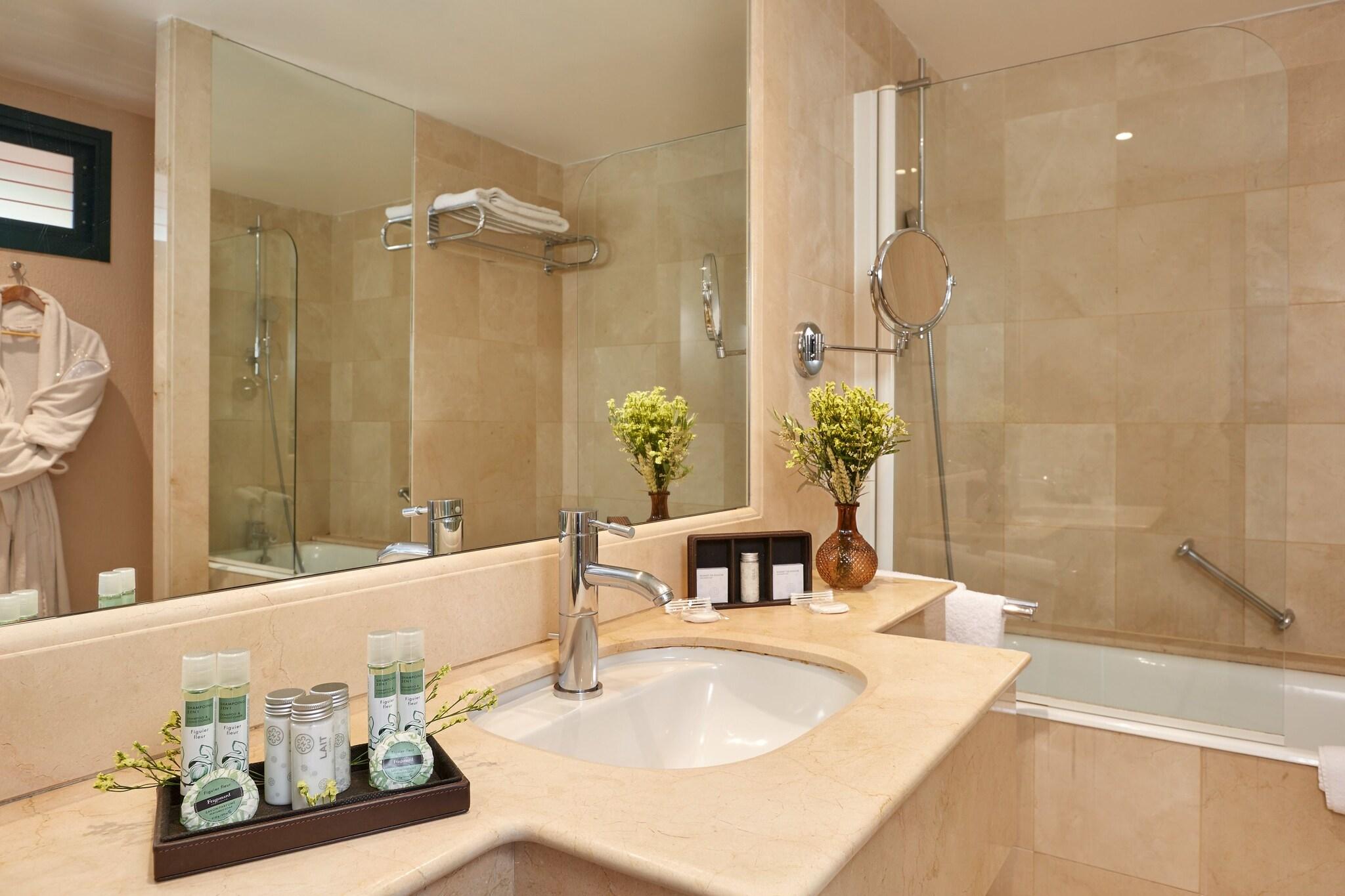 Double Deluxe King Bed