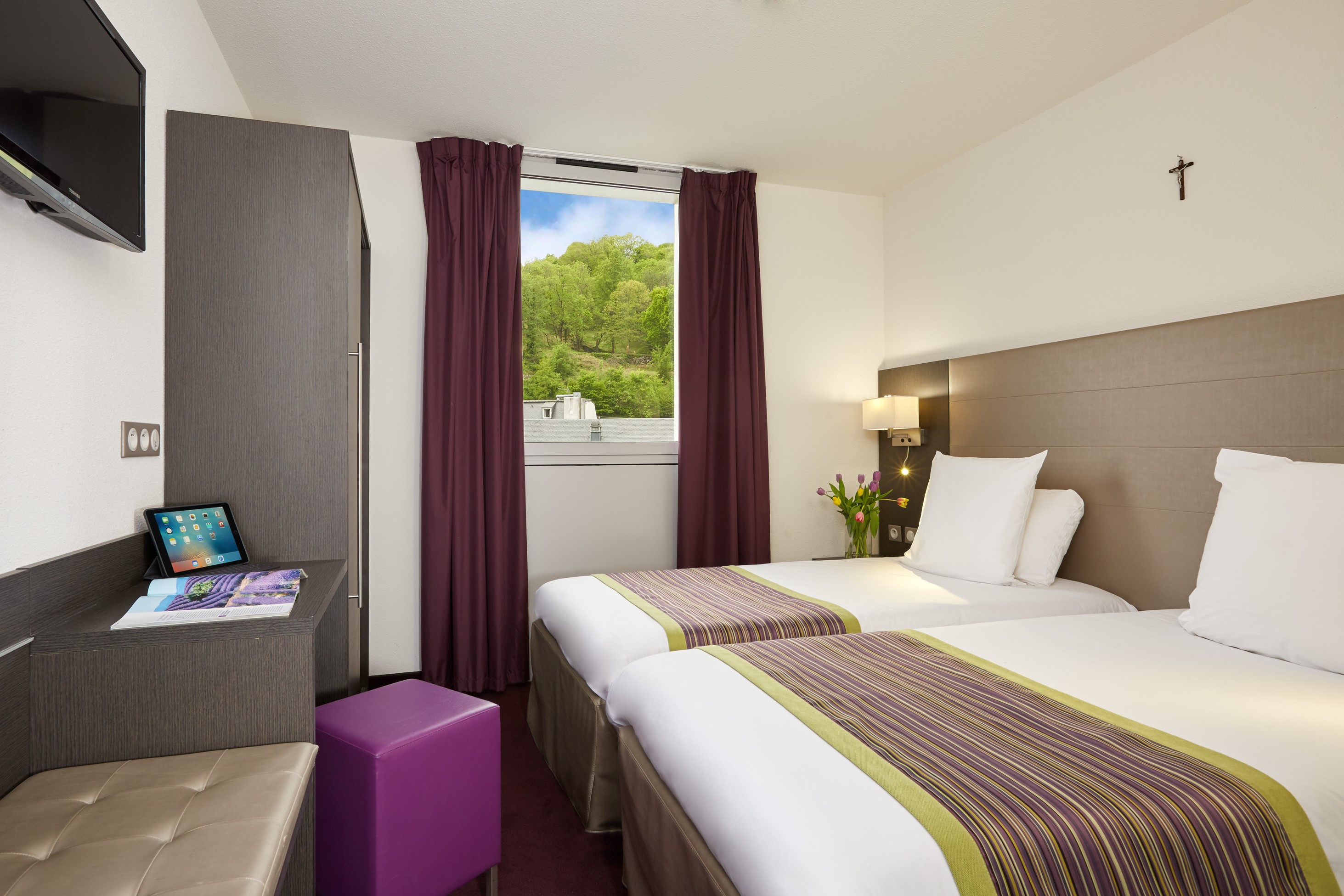 Room Connecting Room