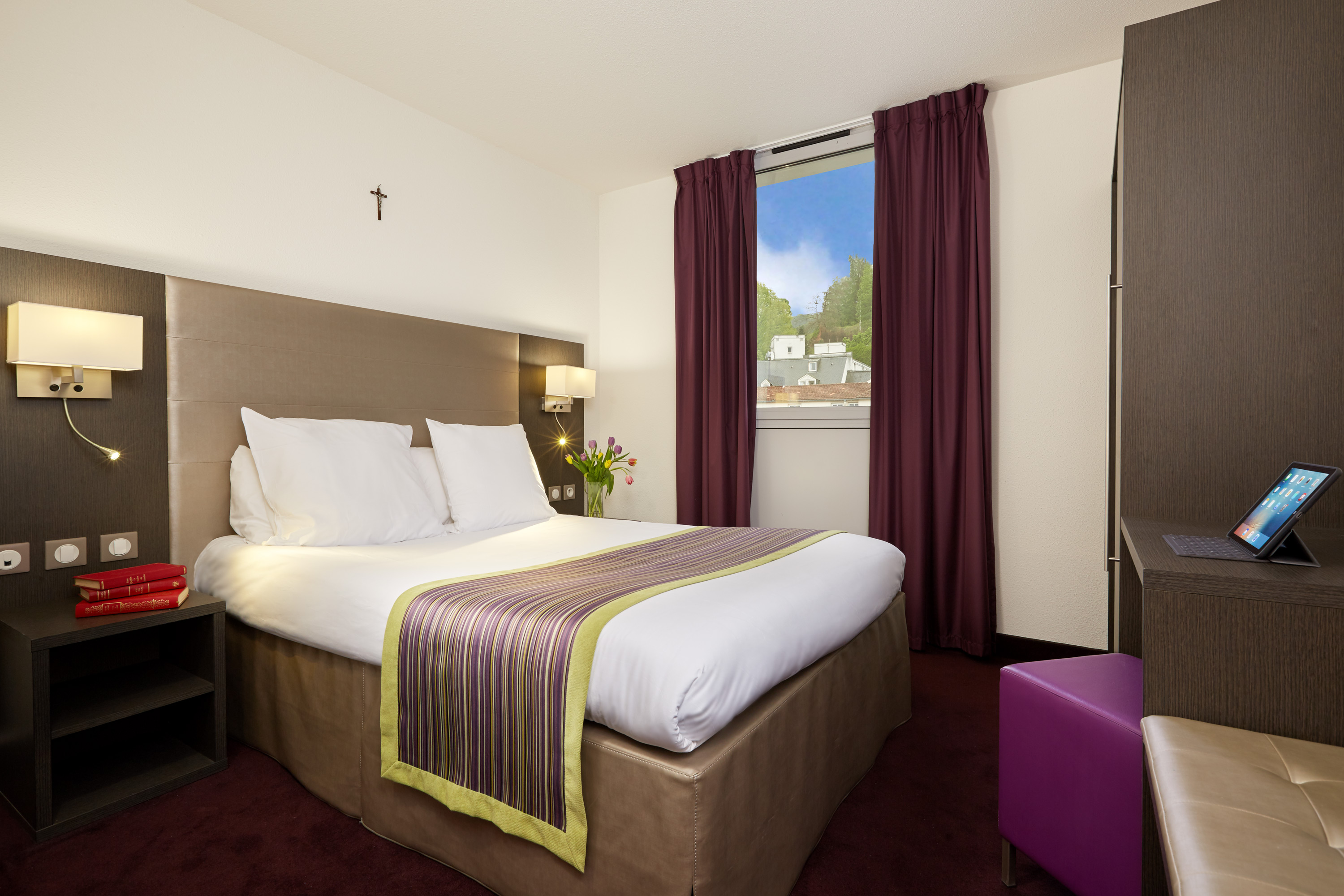 Room Connecting Room