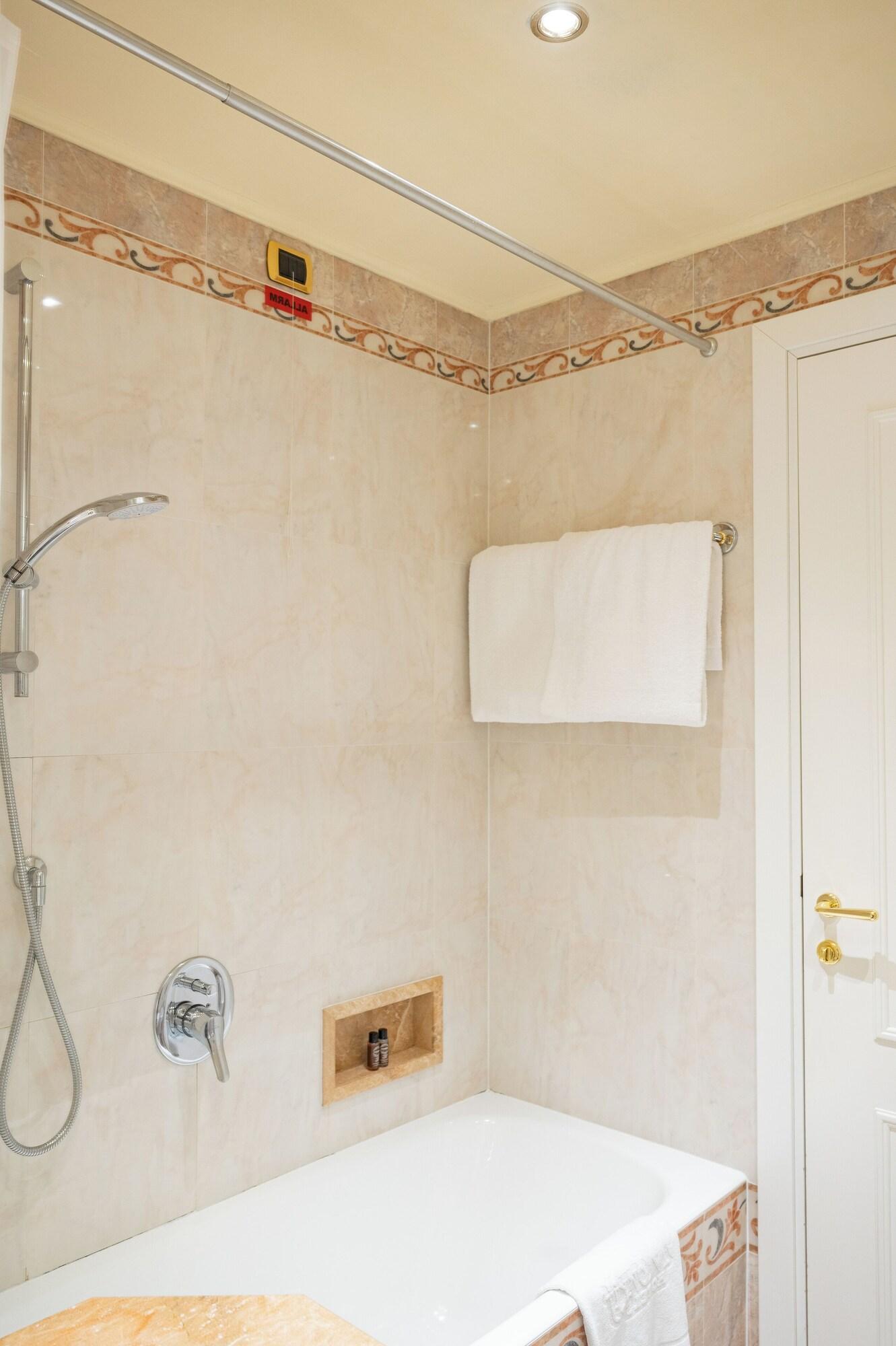 Double Deluxe King Bed