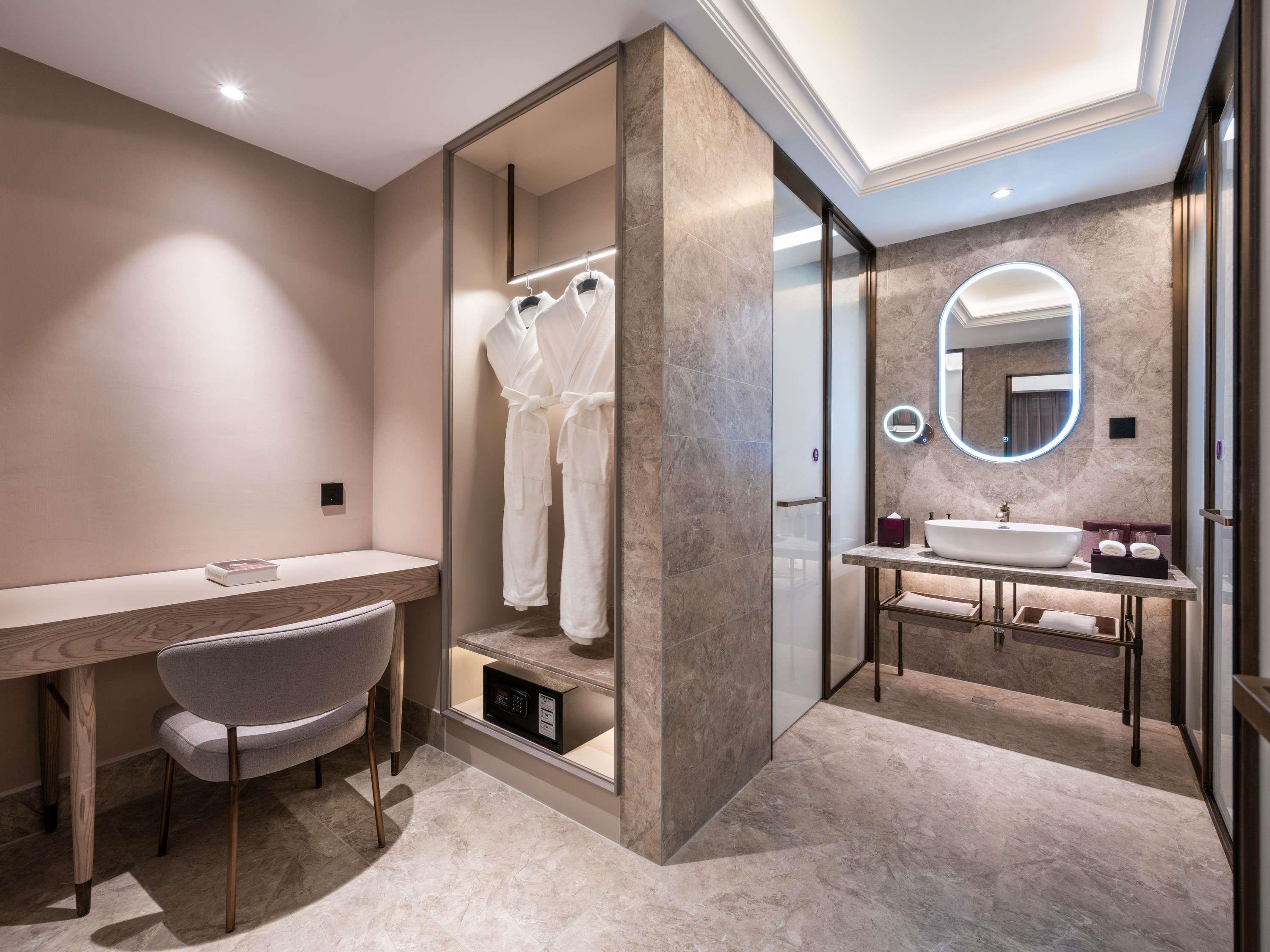 Junior Suite King Size Bed