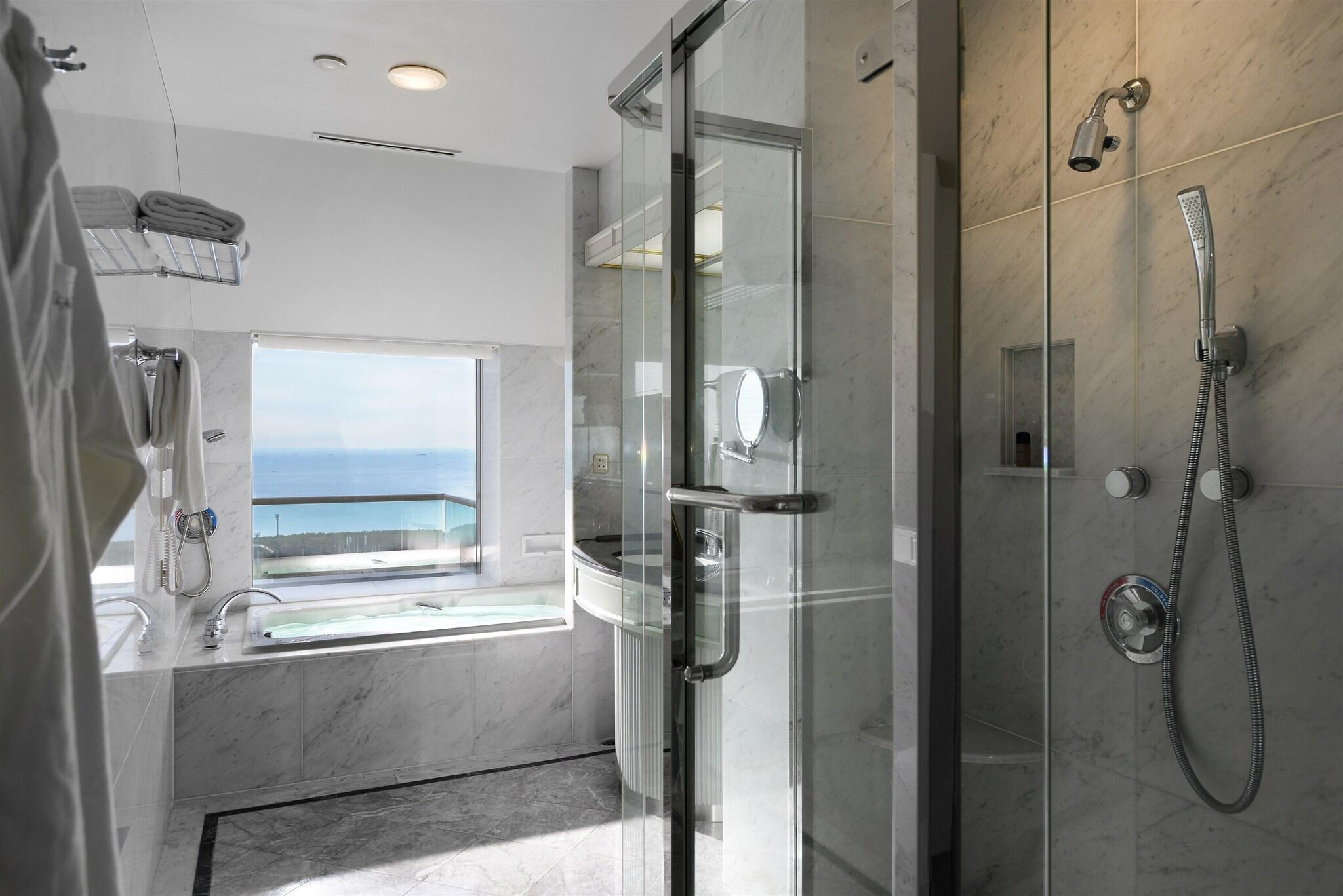 Suite Ocean View King Bed