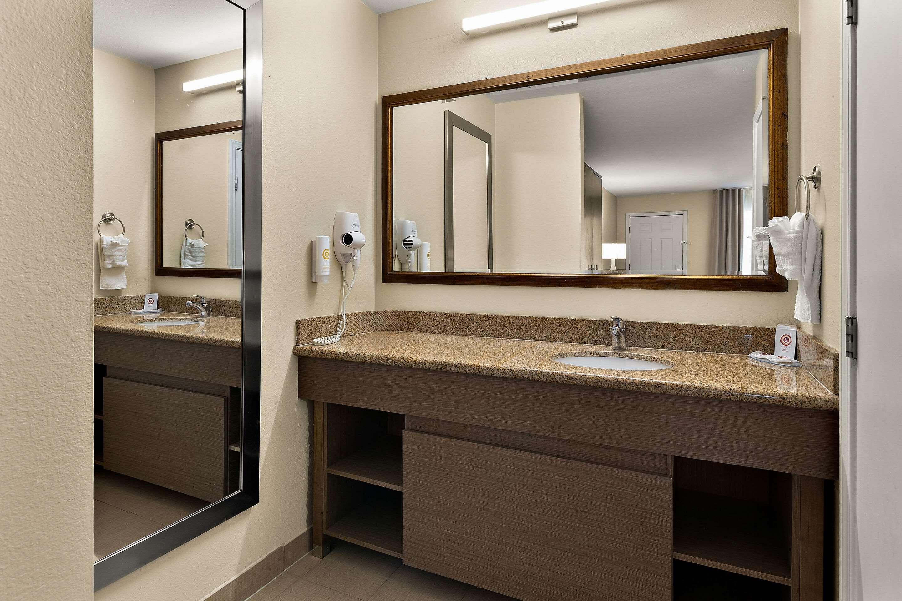 Suite Two Queen Beds Non Smoking