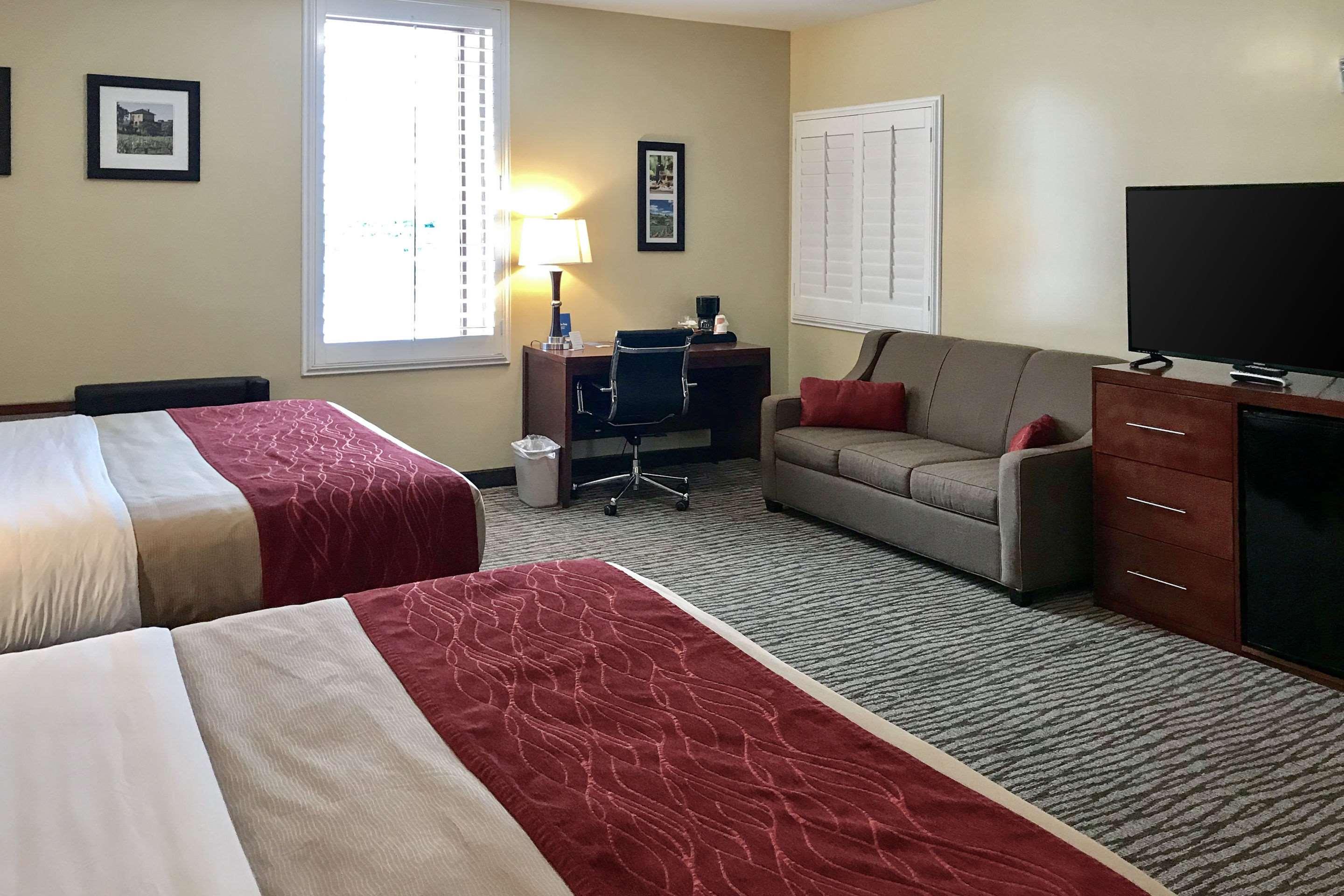 Suite Accessible King Size Bed
