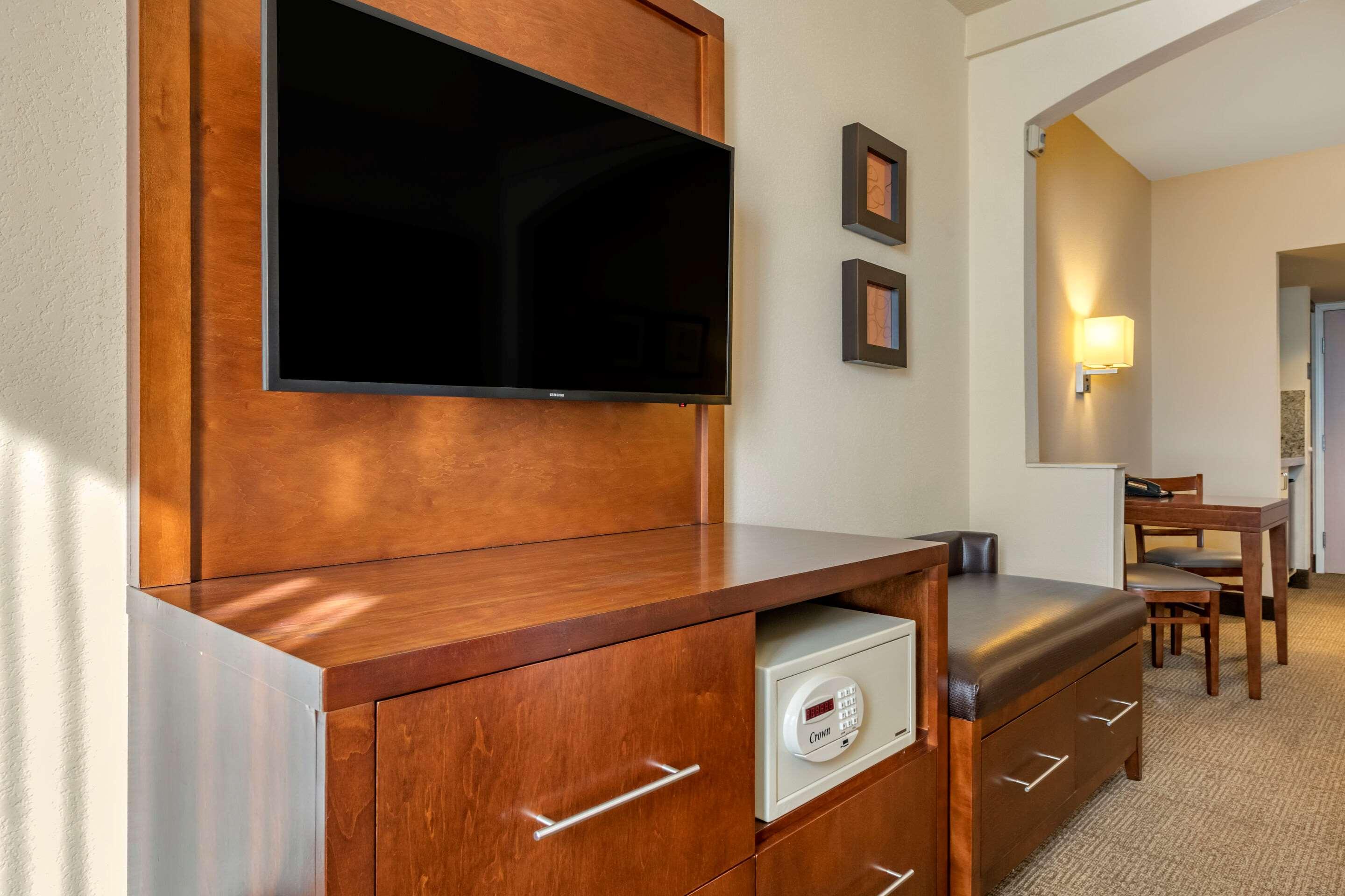 Suite Two Queen Beds Non Smoking