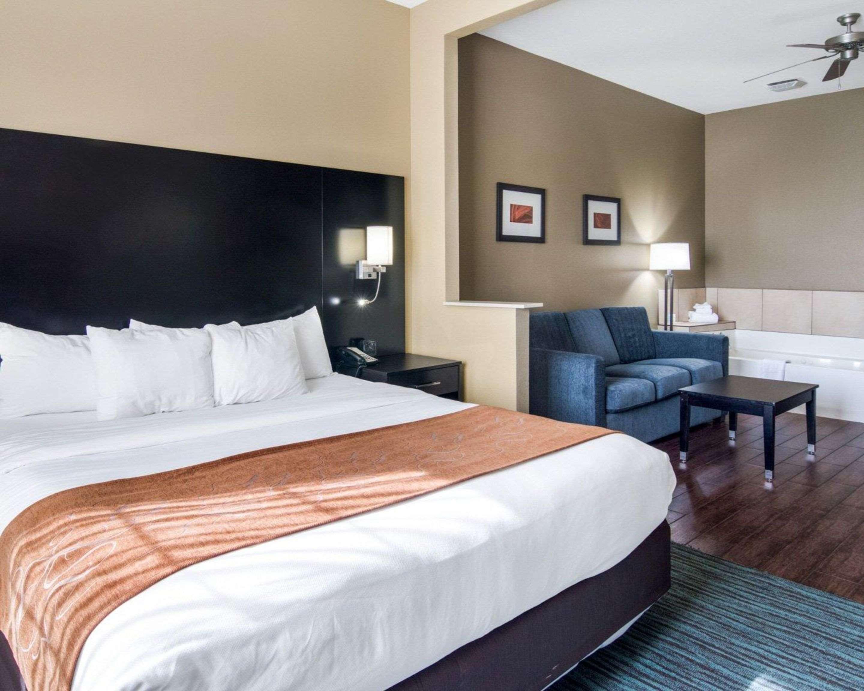 Suite Accessible King Size Bed