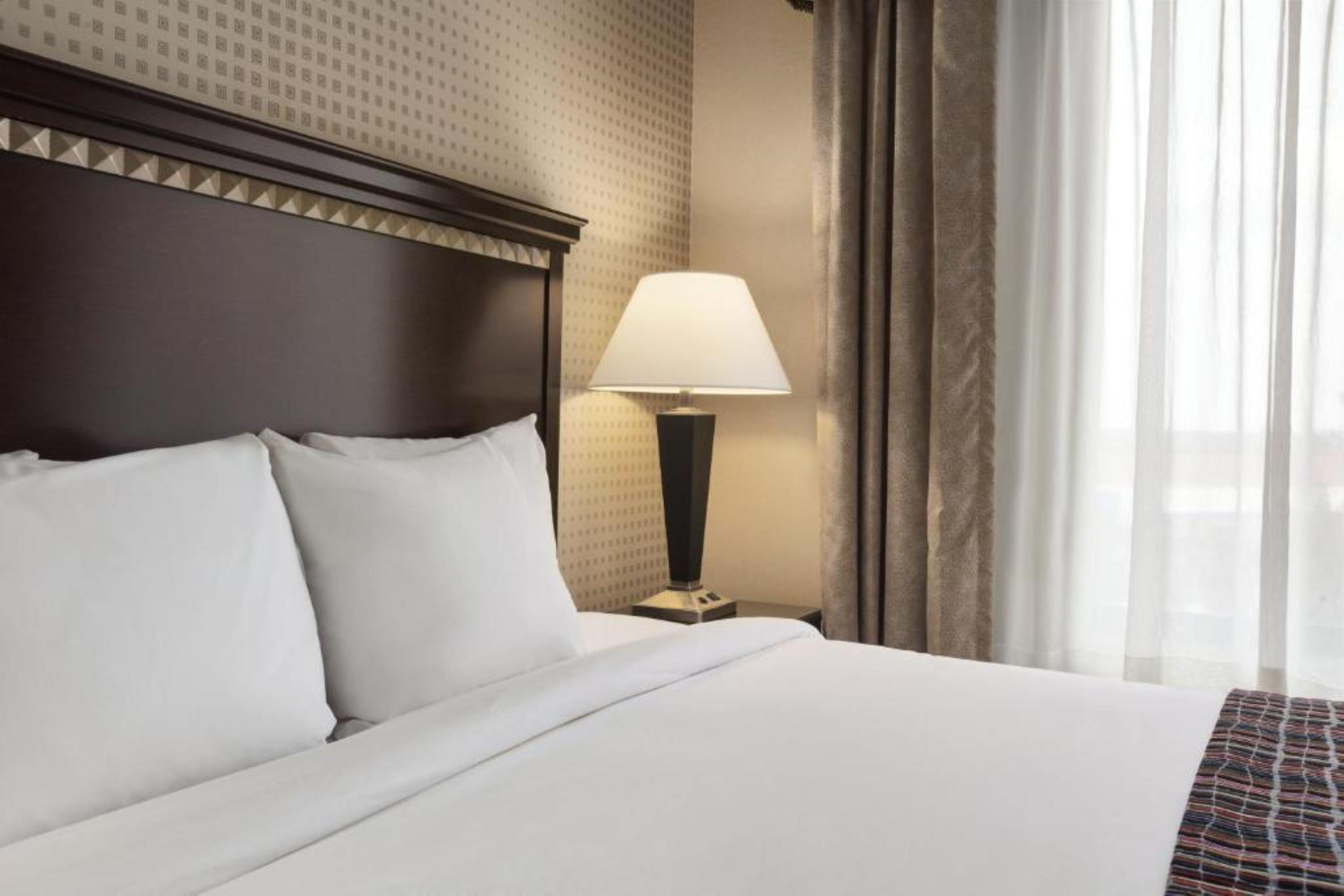 Suite Accessible King Size Bed