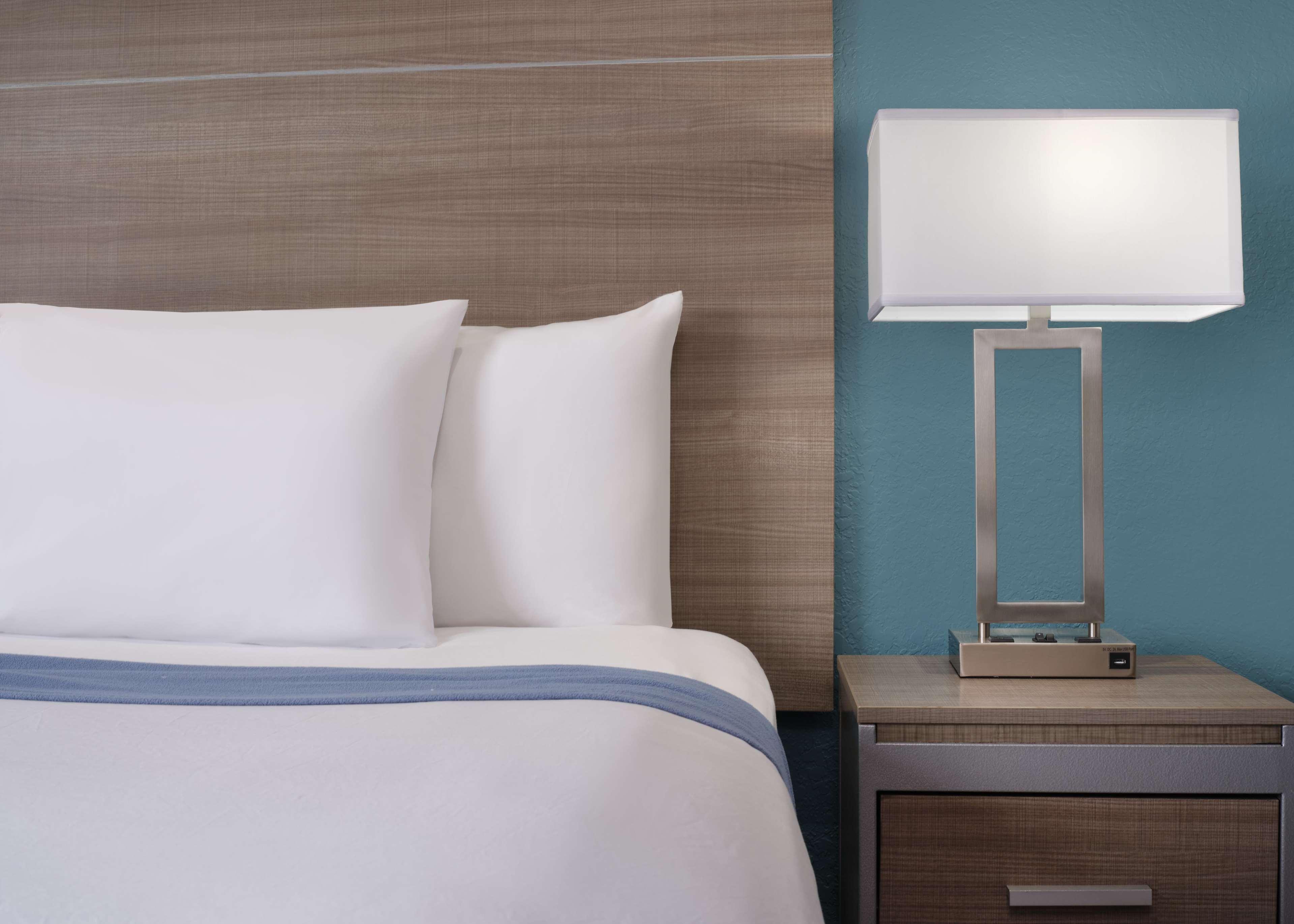 Suite Accessible King Size Bed