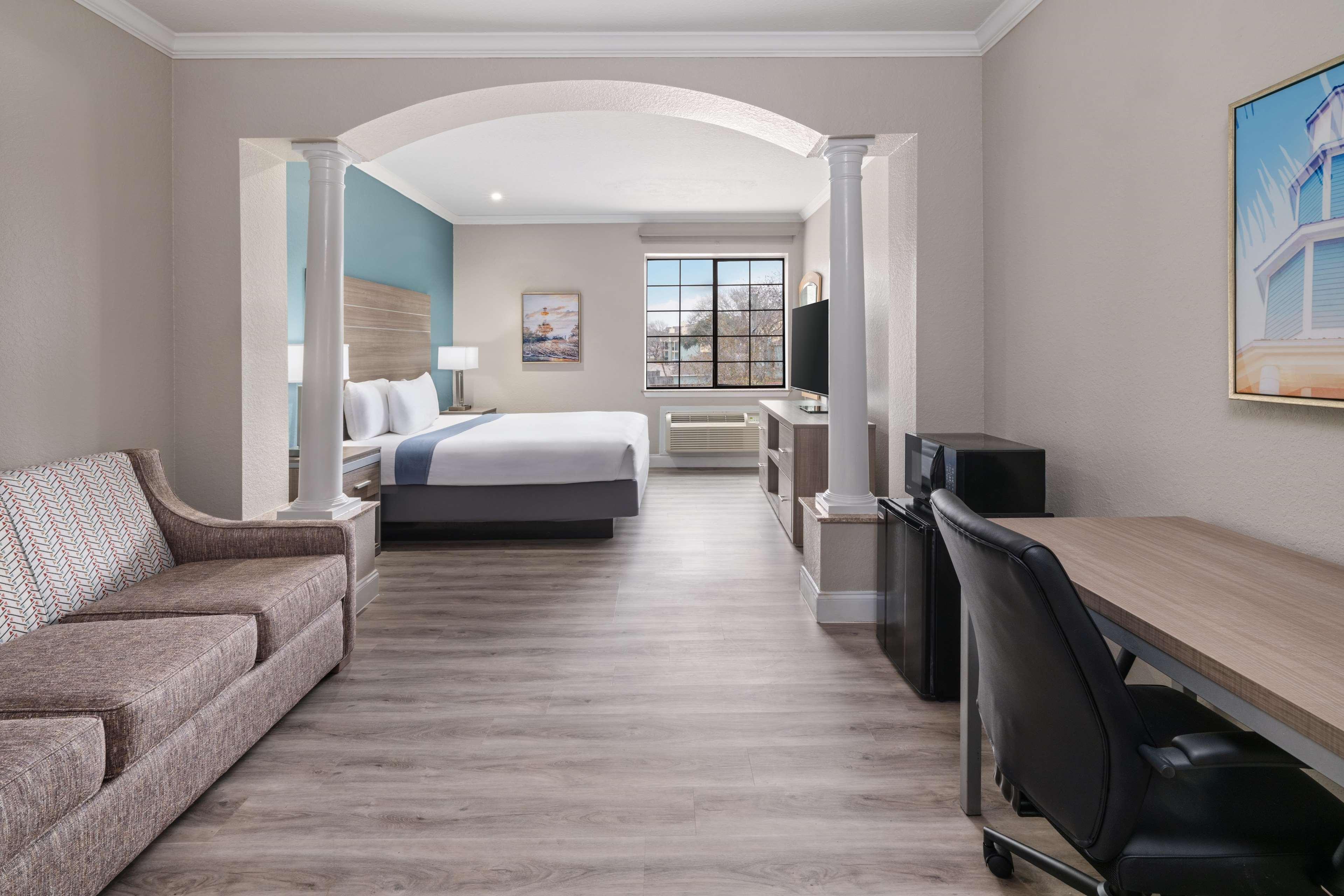 Suite Accessible King Size Bed