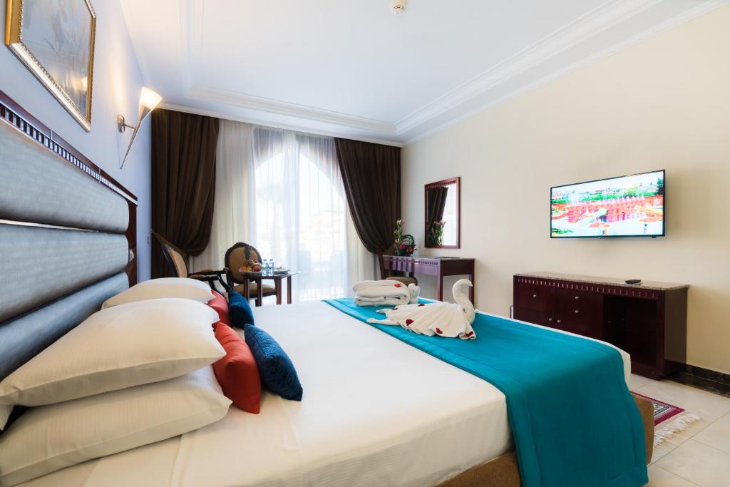 Double or Twin Deluxe Pool View