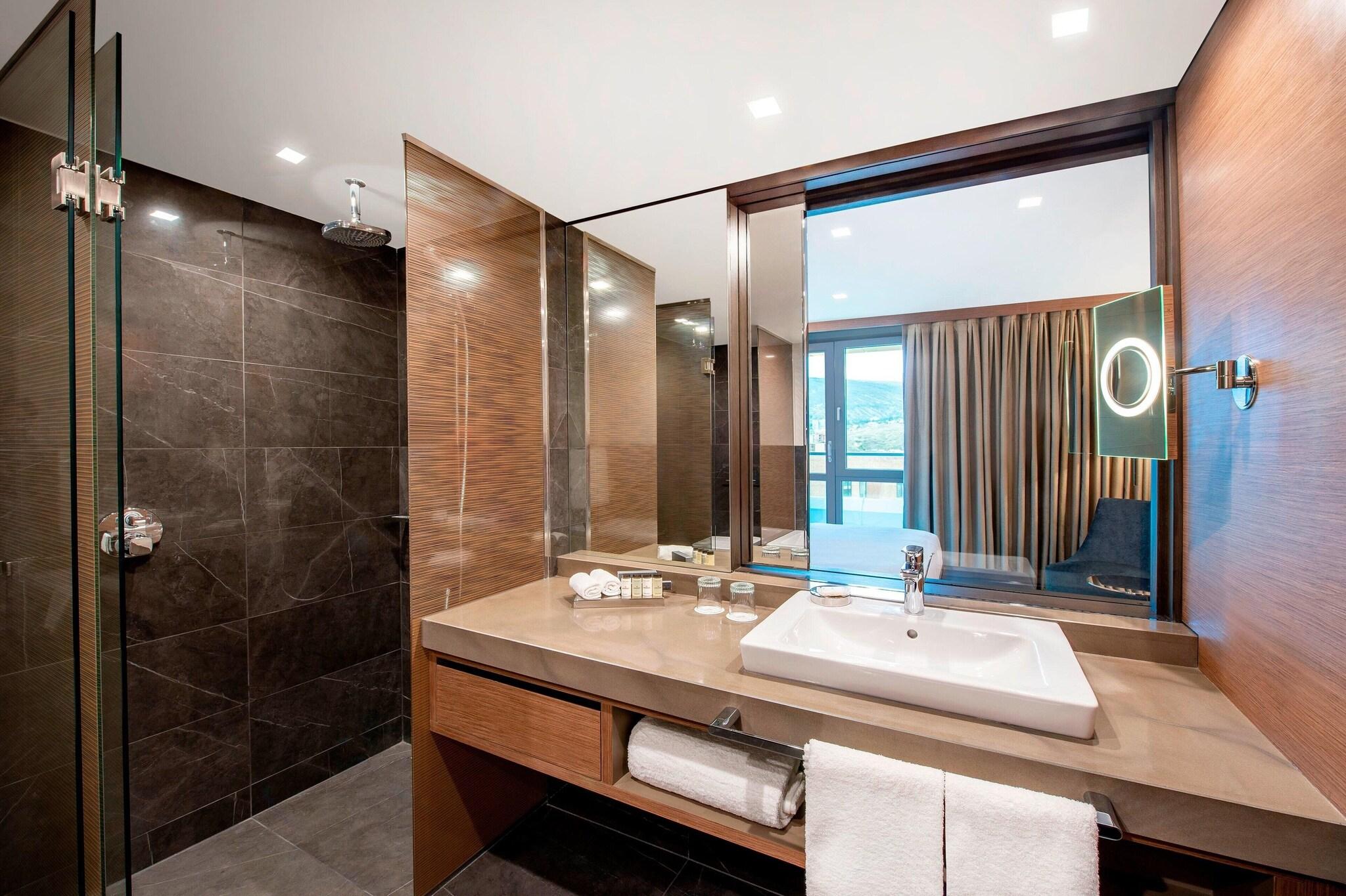 Double Deluxe King Bed