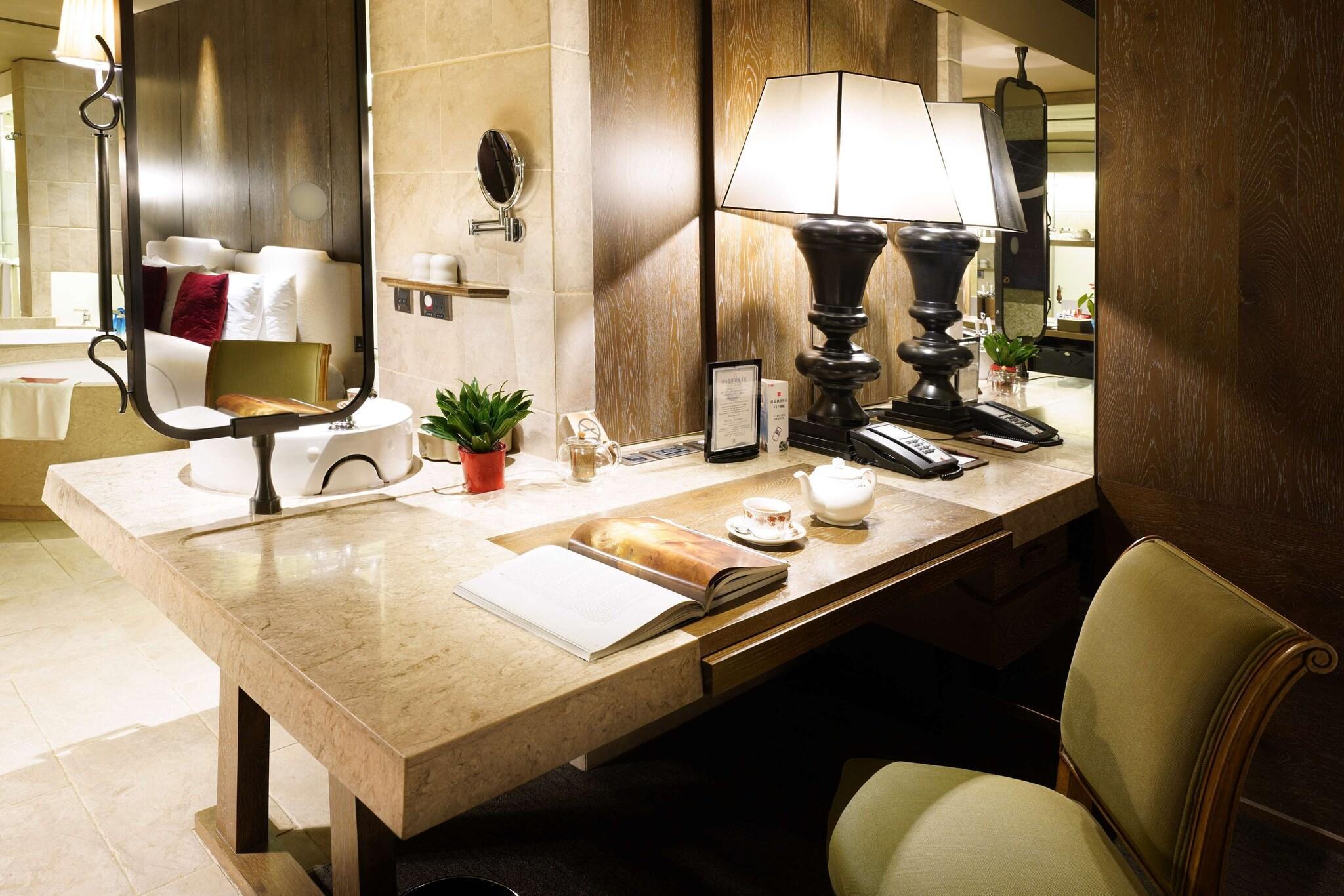 Double Deluxe King Bed