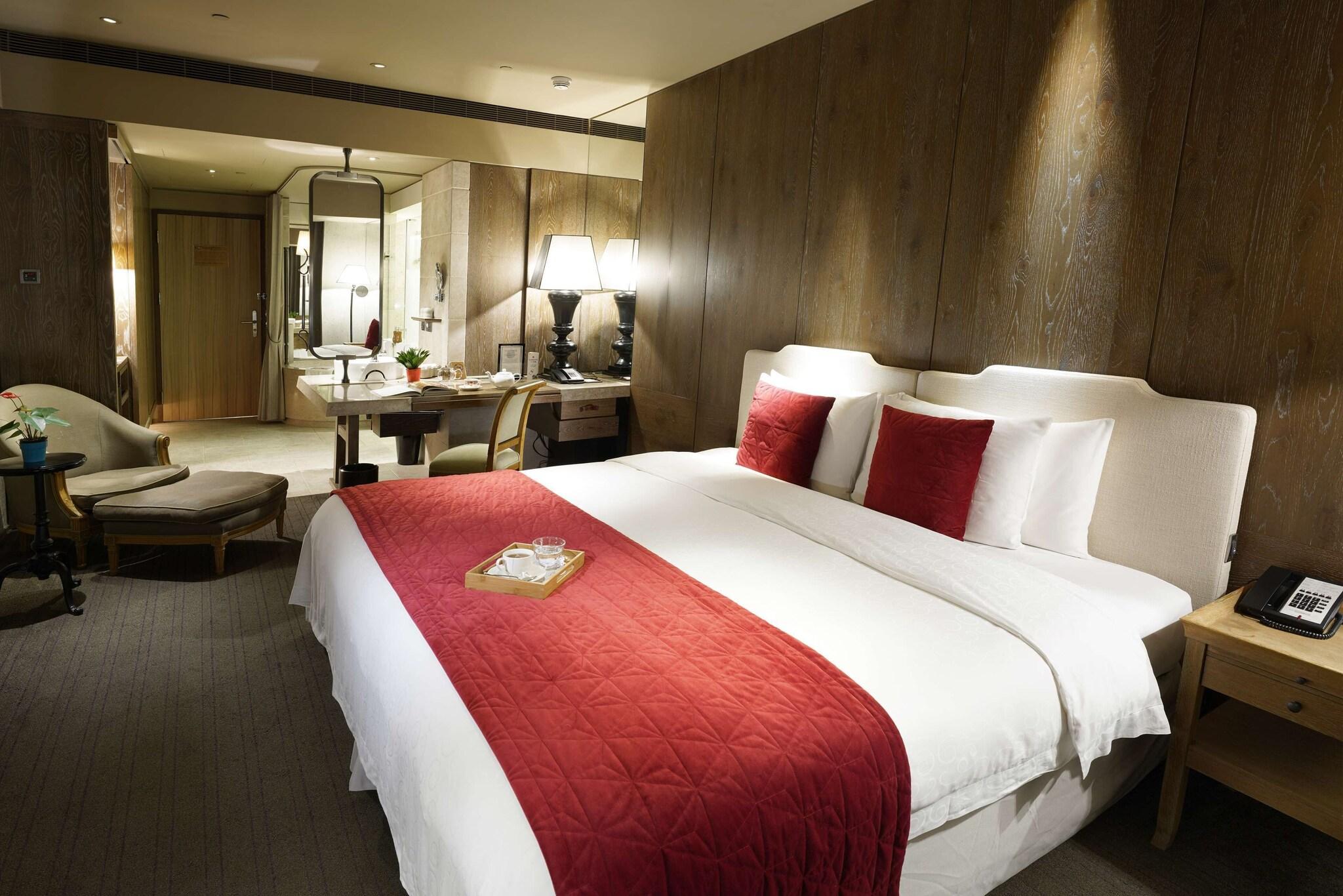 Double Deluxe King Bed