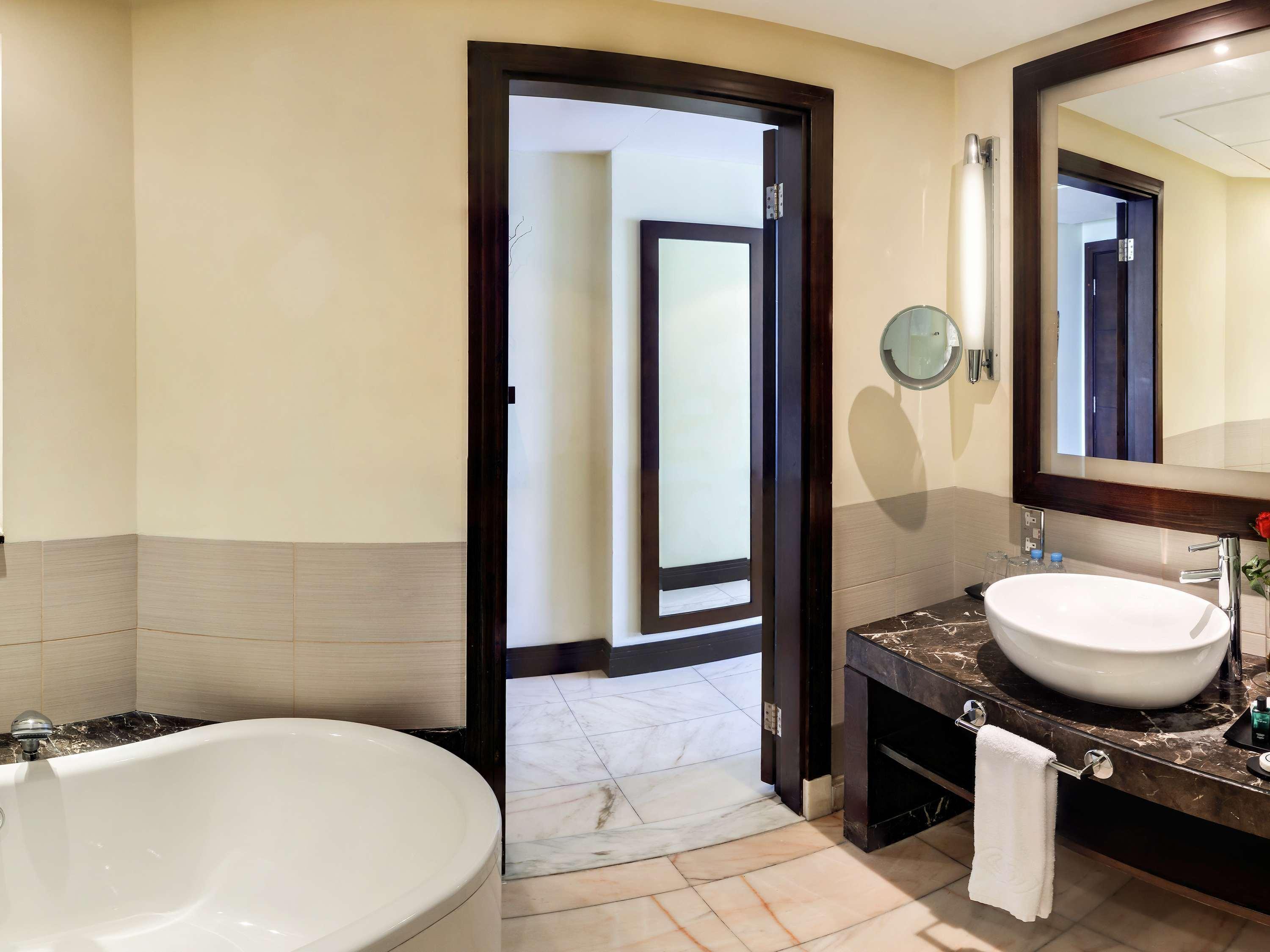 Suite Club City View