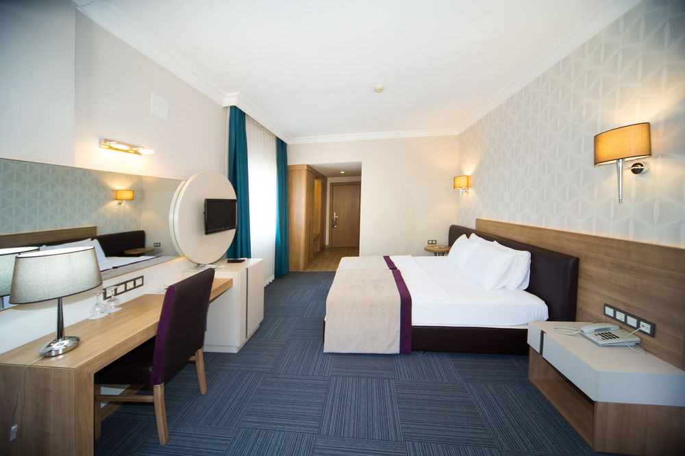 Family Room Capacity 2