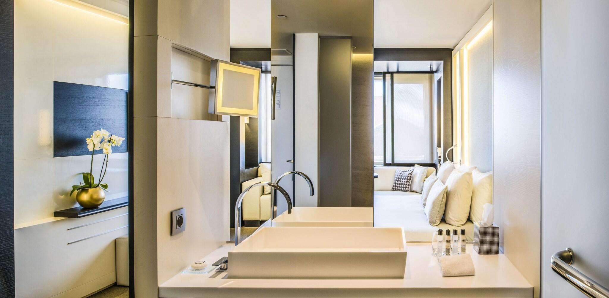 Double Deluxe City View King Bed