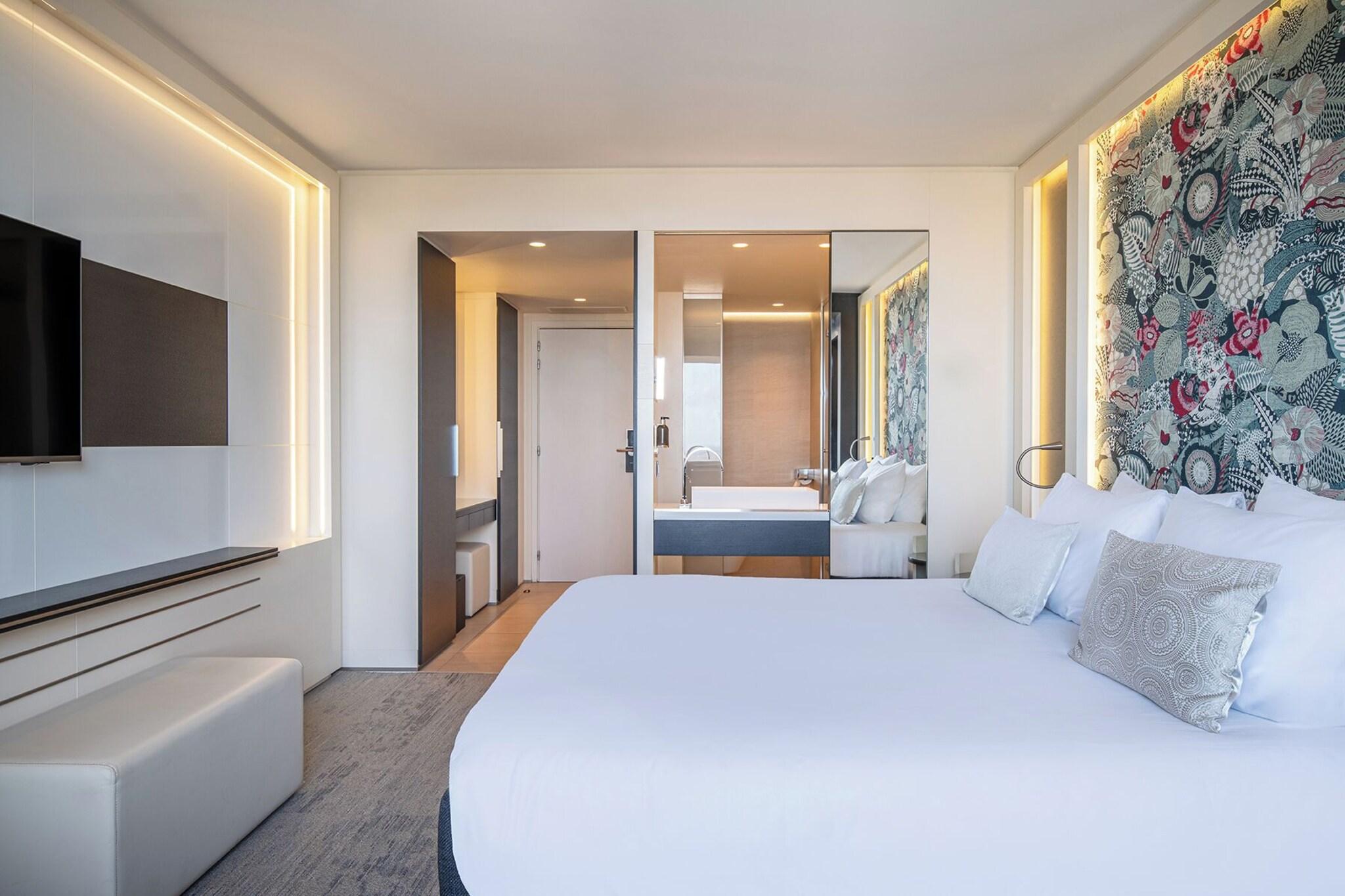 Double Deluxe City View King Bed