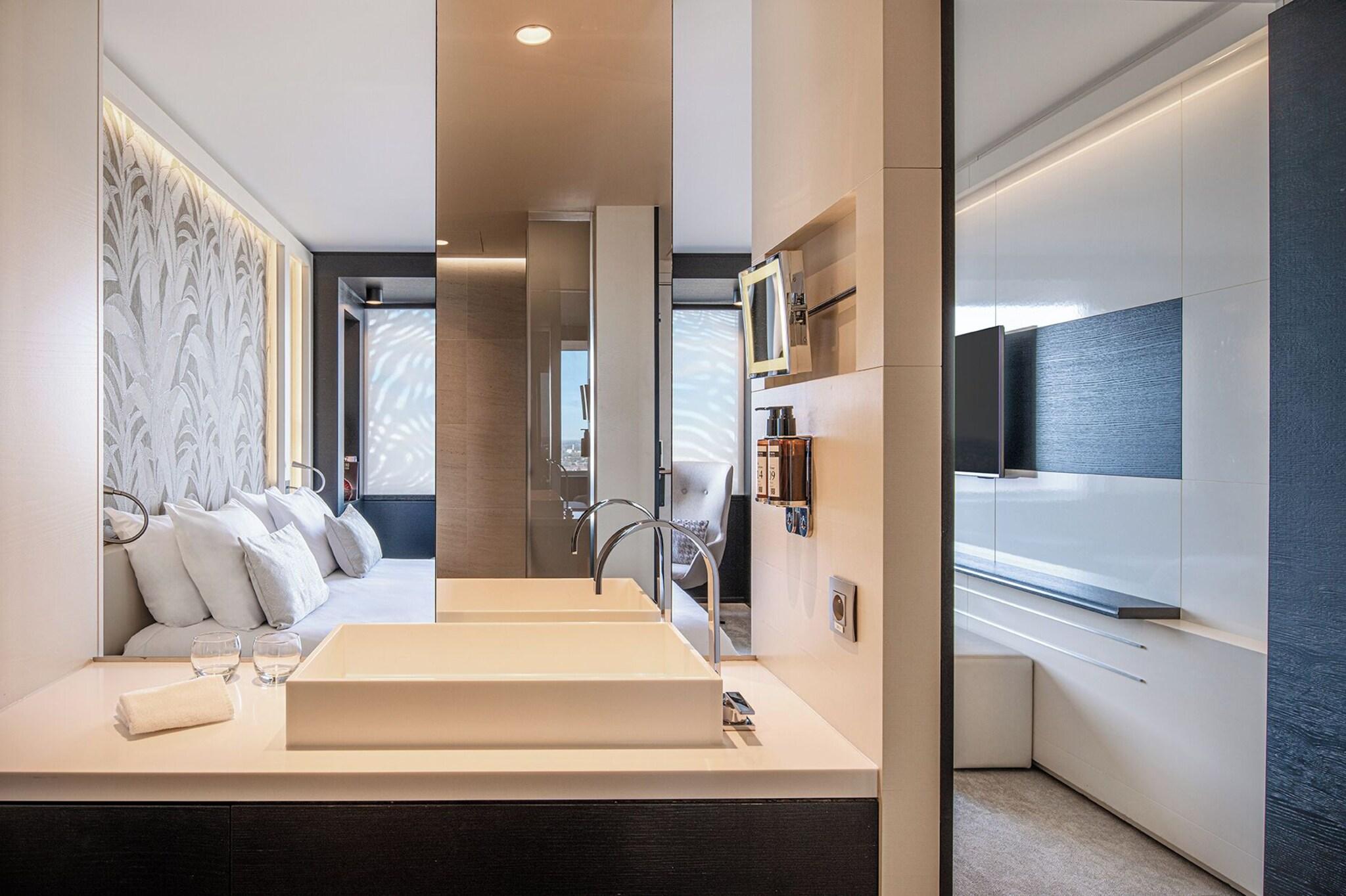 Double Deluxe King Bed