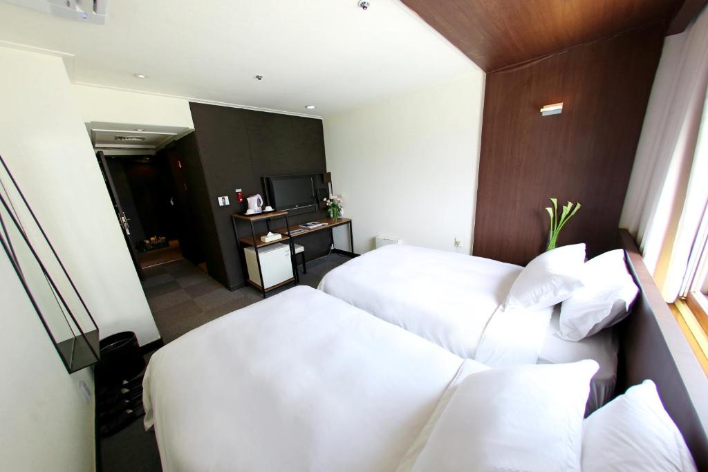 Twin Superior River View