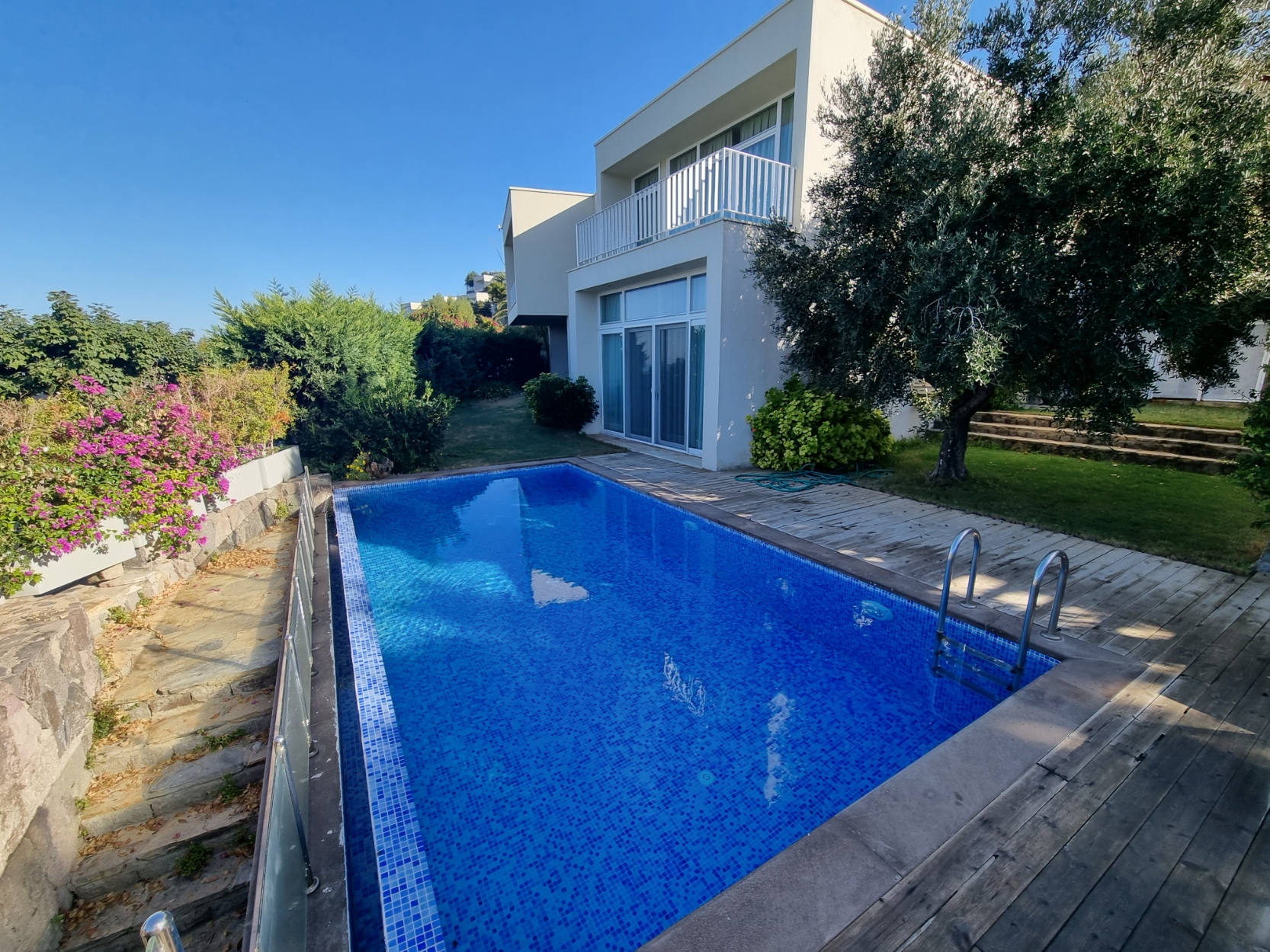 Apartment Four Bedrooms One Bathroom