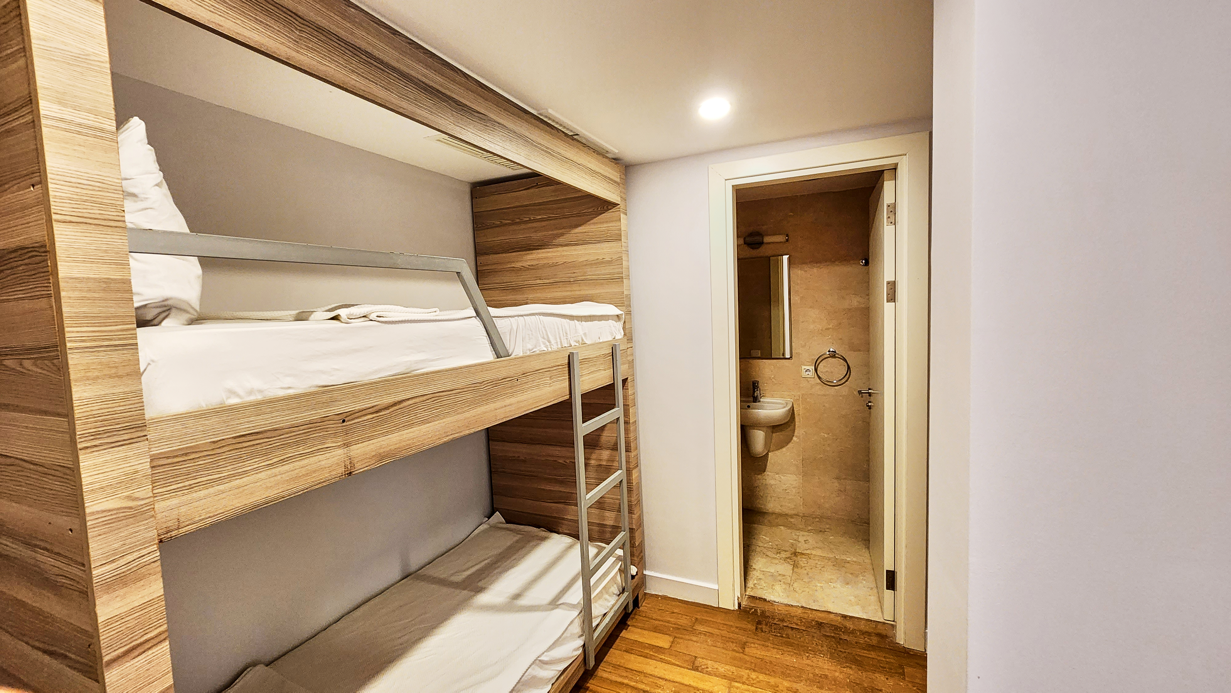 Apartment Four Bedrooms One Bathroom