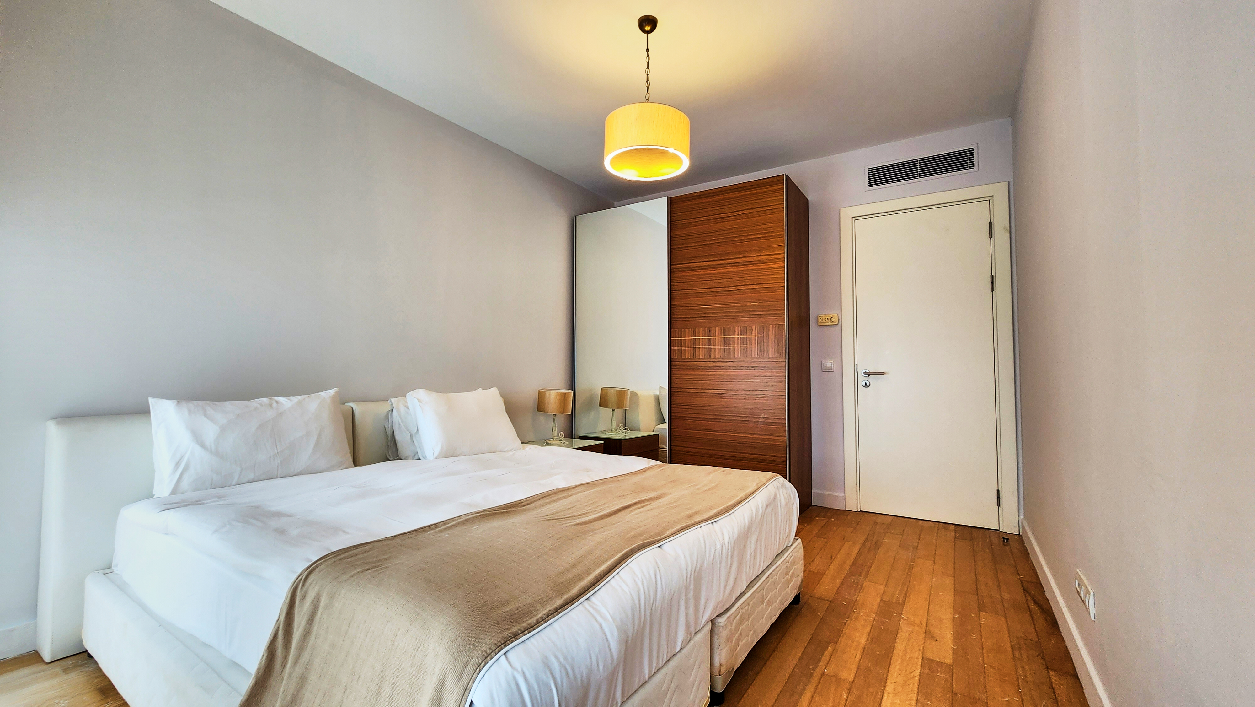 Apartment Four Bedrooms One Bathroom