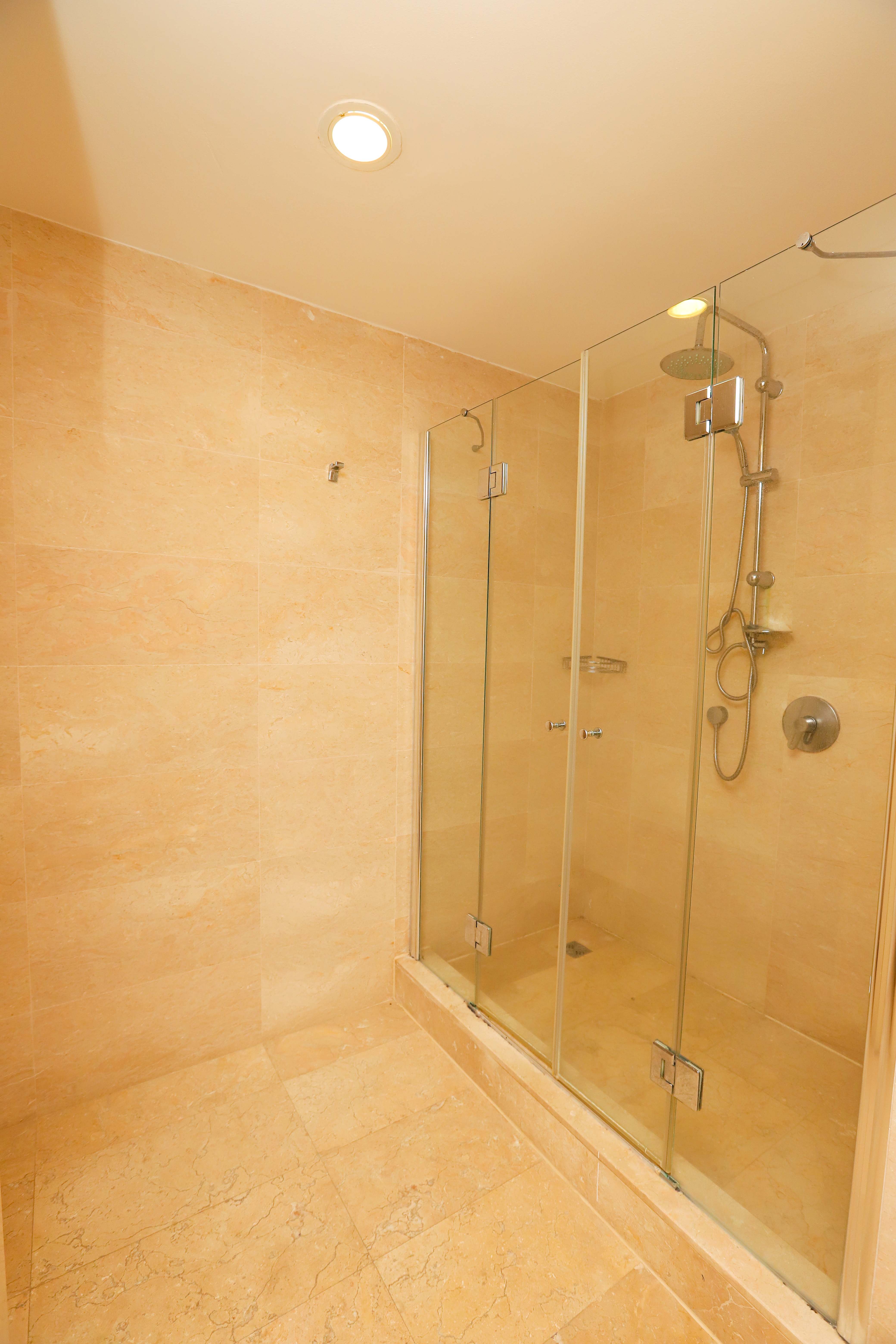 Apartment Four Bedrooms One Bathroom