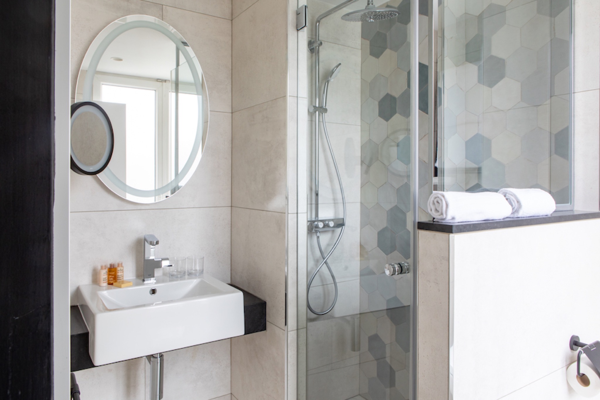 Room Connecting Room