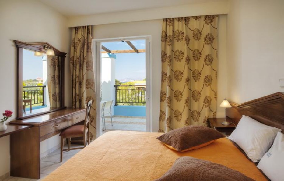 Family Room Pool View One Bedroom