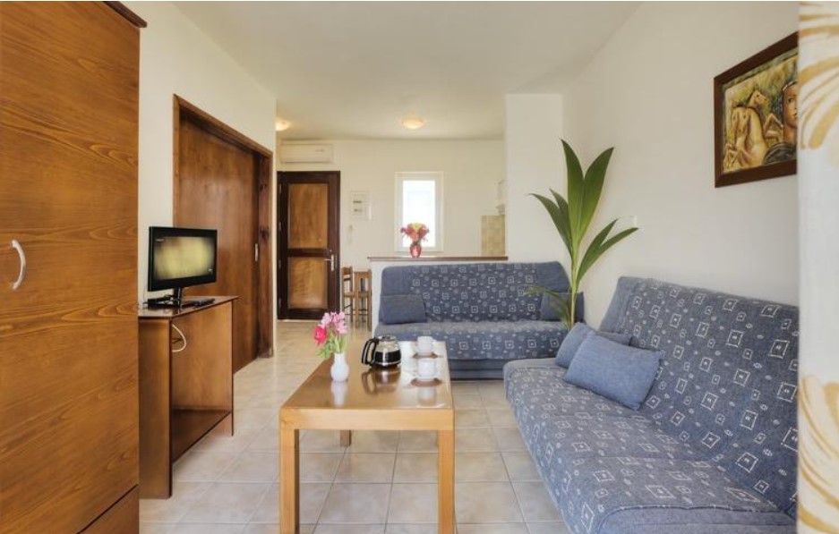 Family Room Pool View One Bedroom