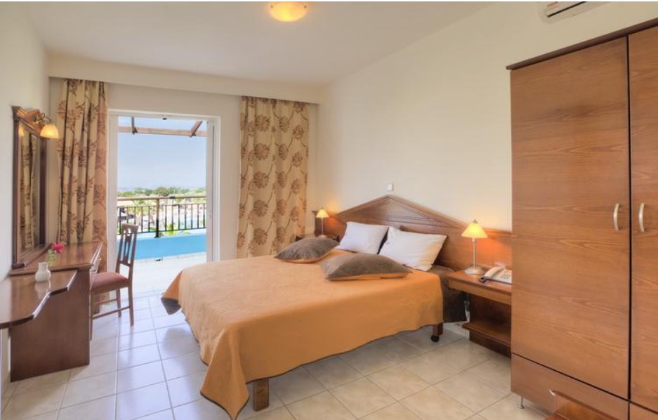 Family Room Pool View One Bedroom