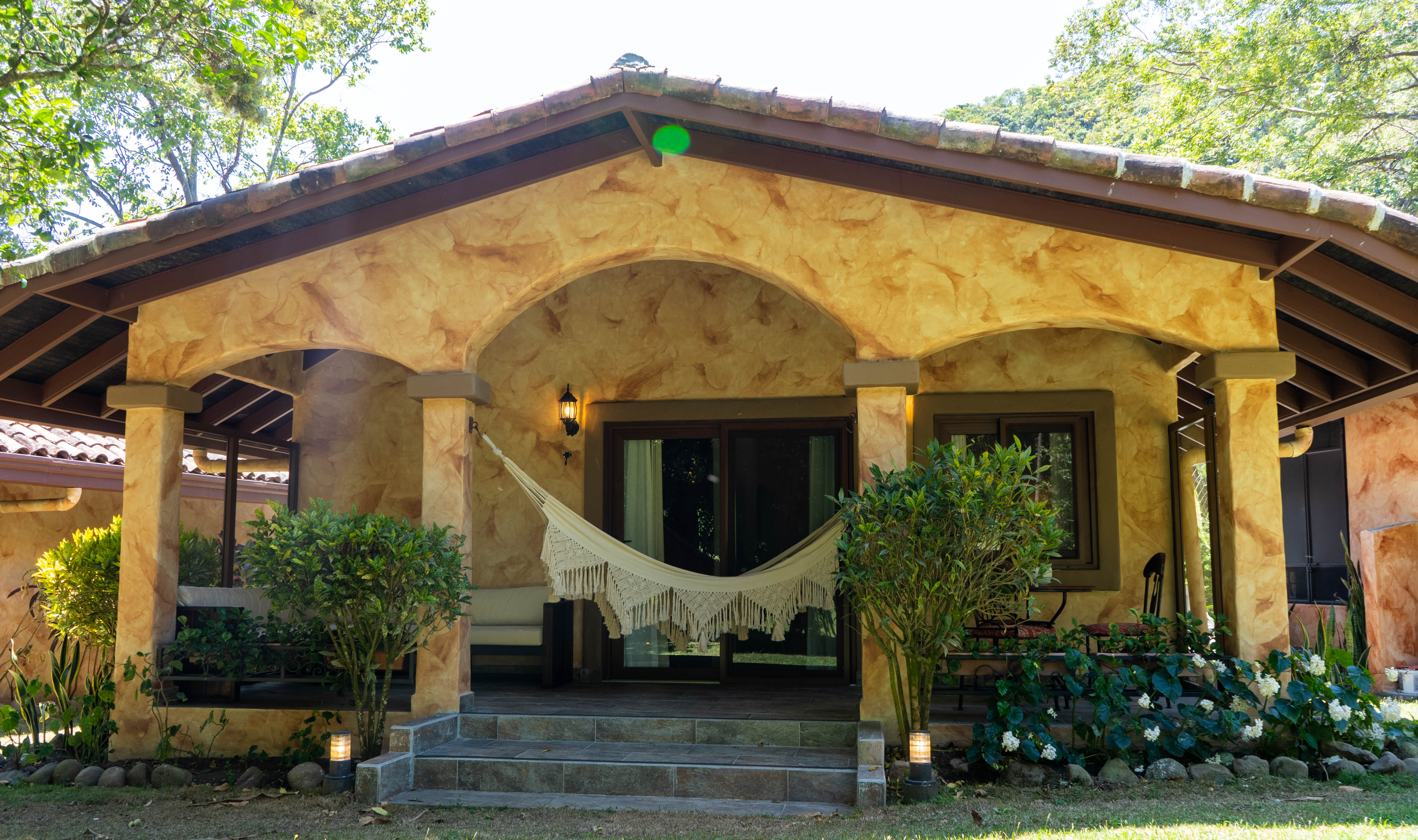 Bungalow Queen Size Bed