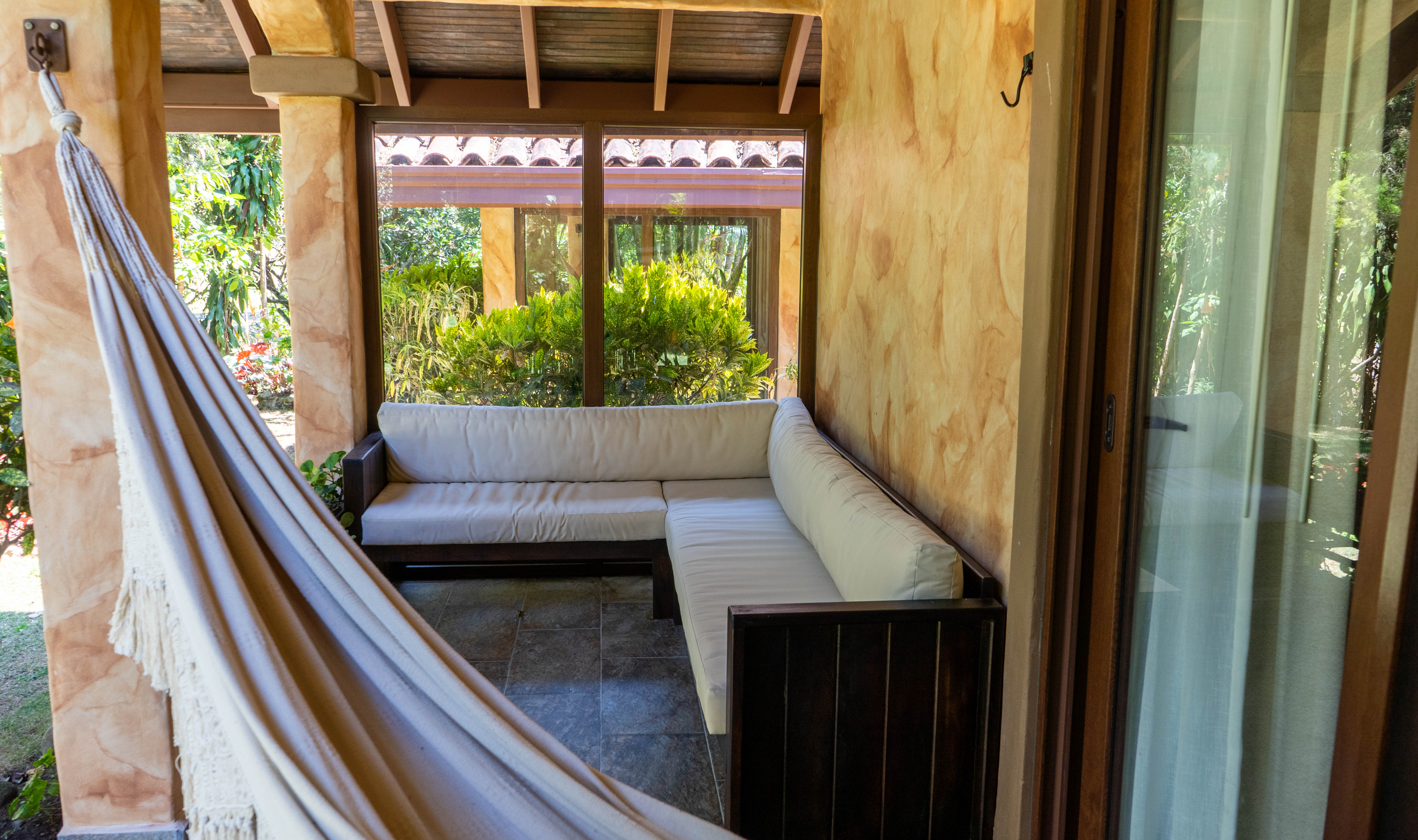 Bungalow Queen Size Bed